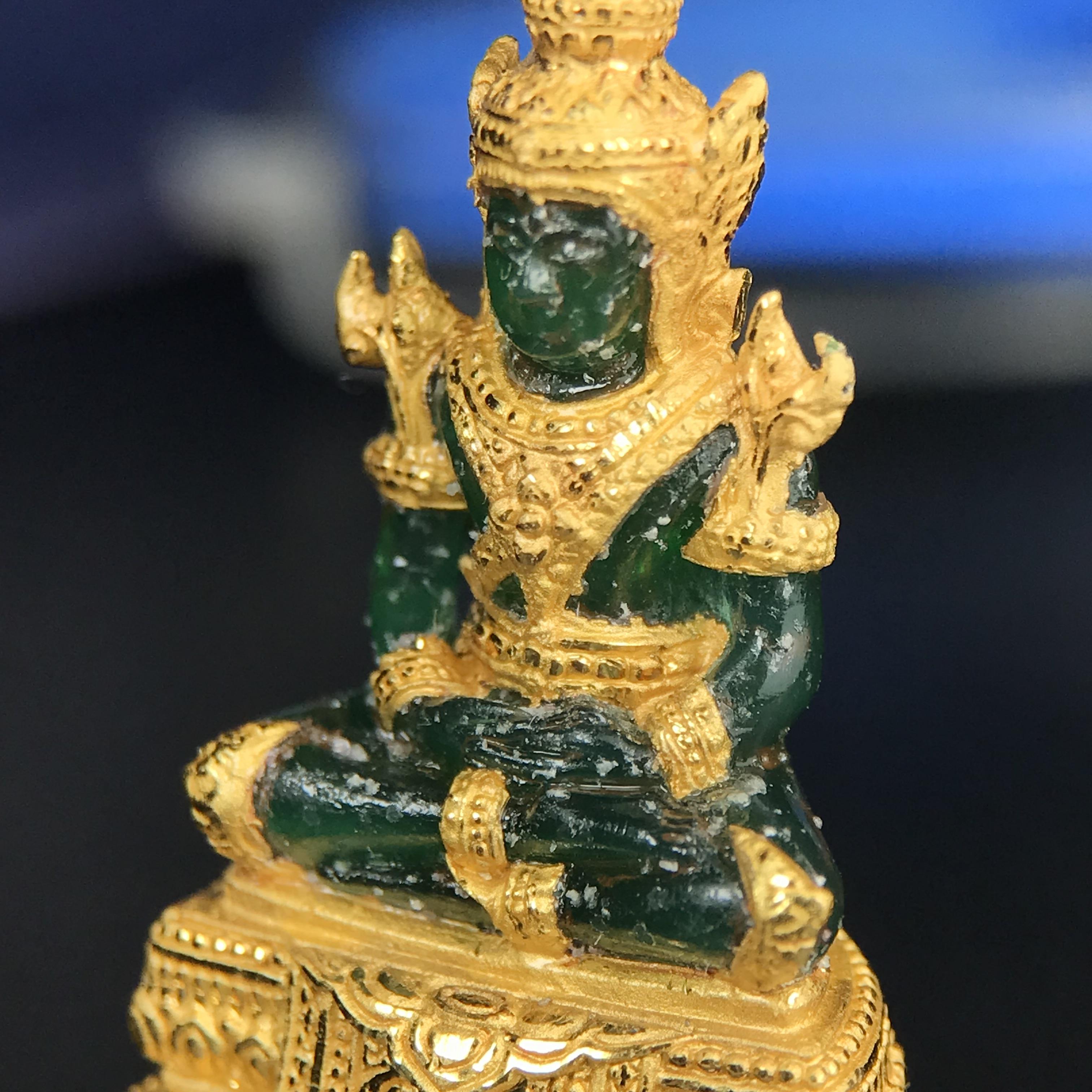 พระแก้วมรกต ภปร. จัดสร้างโดย รพ.ภูมิพลฯ ปี2547 ลอยองค์ขนาดหน้าตัก 1/2 นิ้ว เนื้อเรซิ่นหุ้มทองคำ99.99 งดงามทรงคุณค่าอีกหนึ่งรุ่นยอดนิยม หายาก