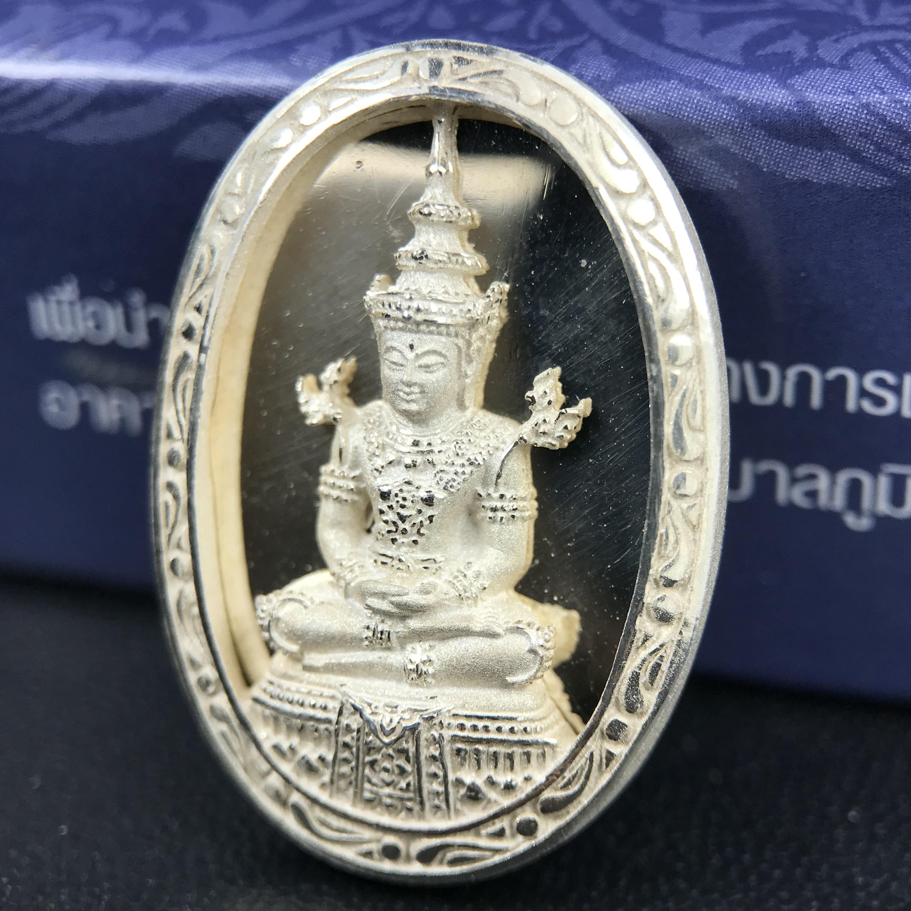 พระแก้วมรกต ภปร. ปี 2547 จัดสร้างโดยโรงพยาบาลภูมิพลอดุลยเดช เนื้อเงิน (3 กษัตริย์) เหรียญทรงกลมรี ขนาด 20*28 มม.พิธีมหามังคาภิเษก ณ พระอุโบสถวัดพระศรีรัตนศาสดาราม(วัดพระแก้ว) งดงามทรงคุณค่าอีกหนึ่งรุ่นยอดนิยม หายาก(องค์หมายเลข ๑๐๔๖)