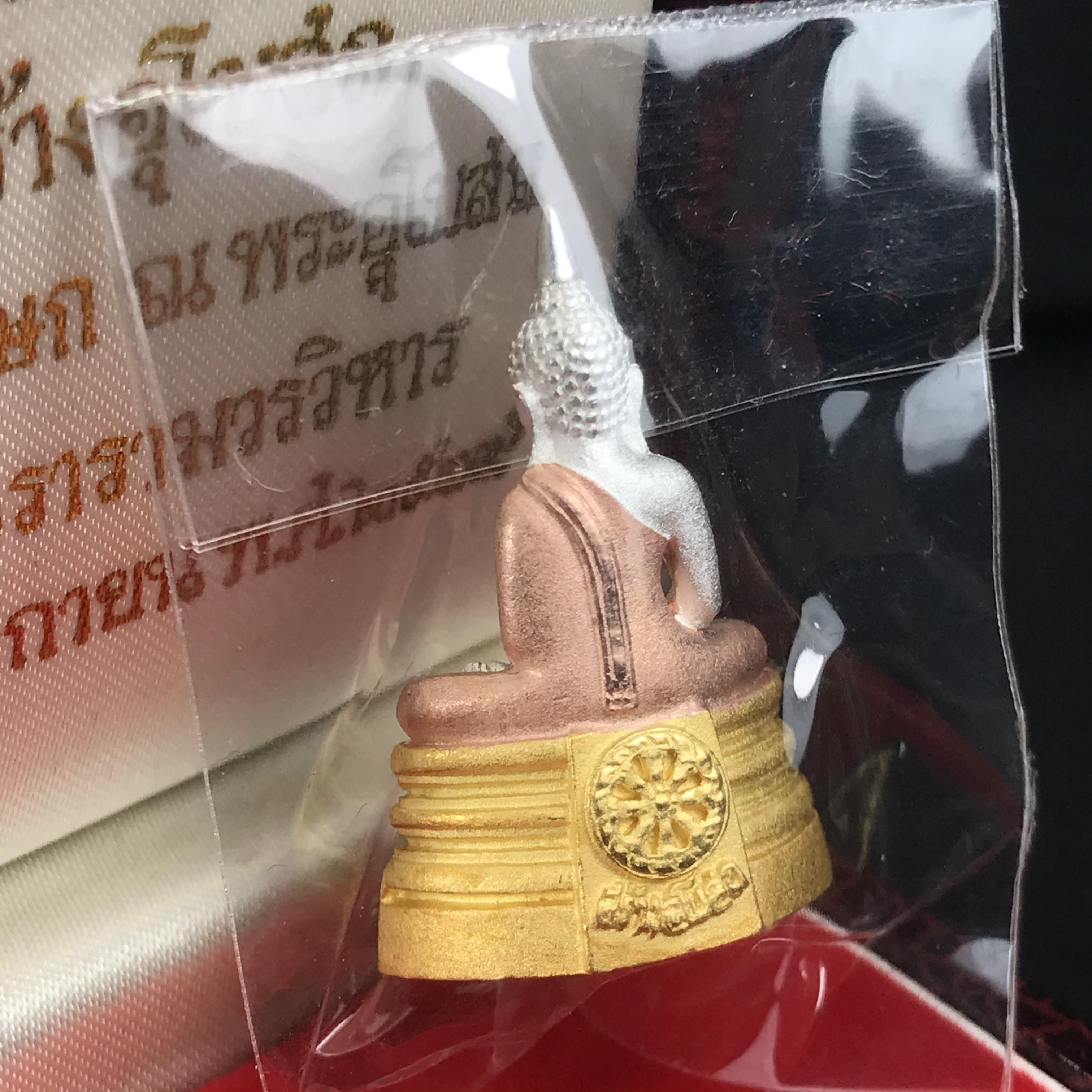 พระพุทธโสธร(หลวงพ่อโสธร) เนื้อเงินสามกษัตริย์ รุ่นสร้างอุโบสถ งานแพรนด้าจิวเวลลี่ พร้อมกล่องเดิม พ.ศ.2539