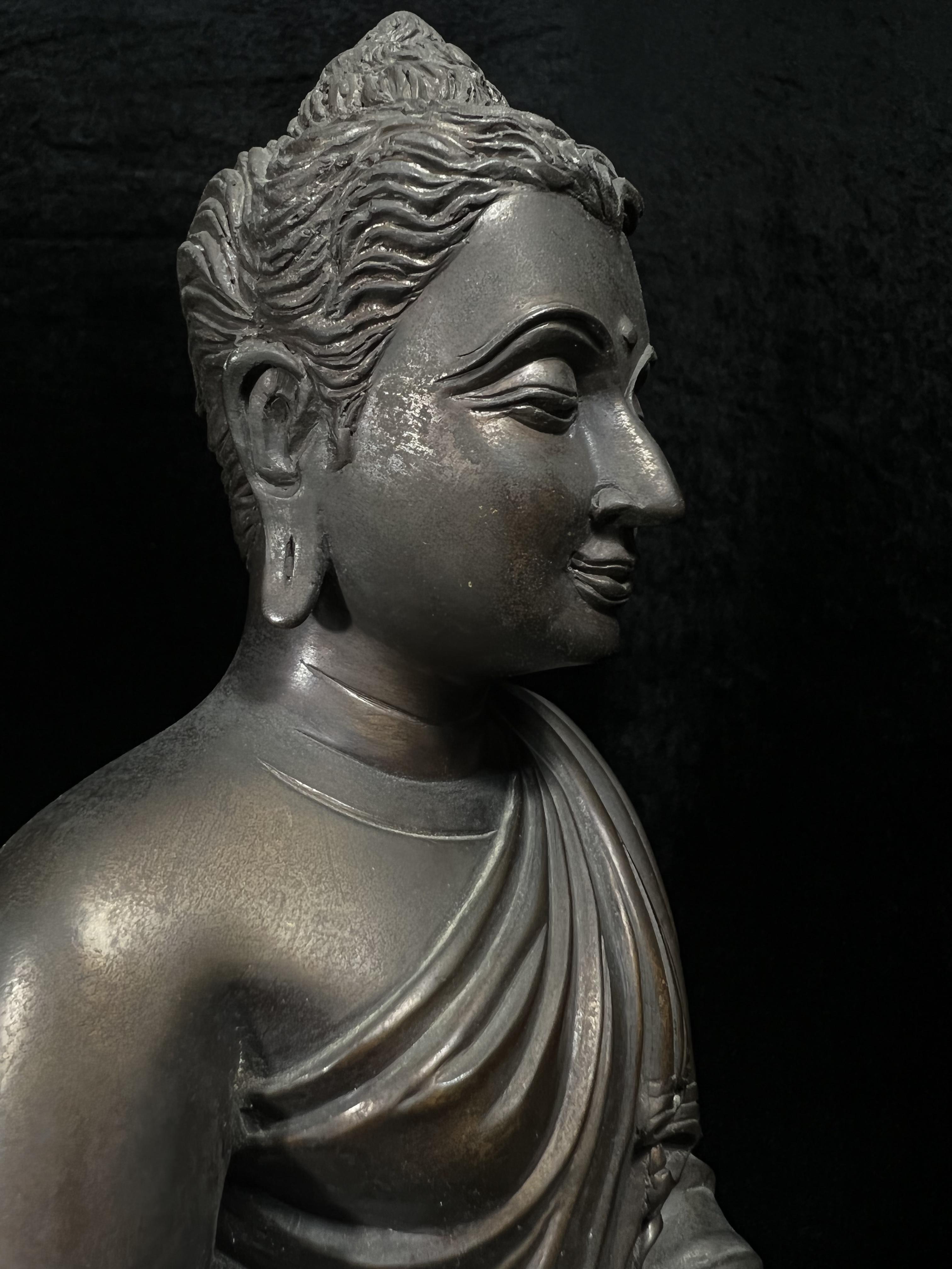 พระพุทธสิทธัตถศาสดา 100 ปี กรมบัญชีกลาง พ.ศ.2533(รุ่นแรก) เนื้อโลหะสำริด รมมันปู หน้าตัก 5.9 นิ้ว (พิธีใหญ่ ศิลป์สวย หายาก)(พระราชทานเม็ดพระธาตุ บรรจุมวลสารใต้ฐานองค์พระ)องค์หมายเลข 63(ผลรวมได้ 9 เลขมหามงคลเจริญก้าวหน้าในทุกด้าน)