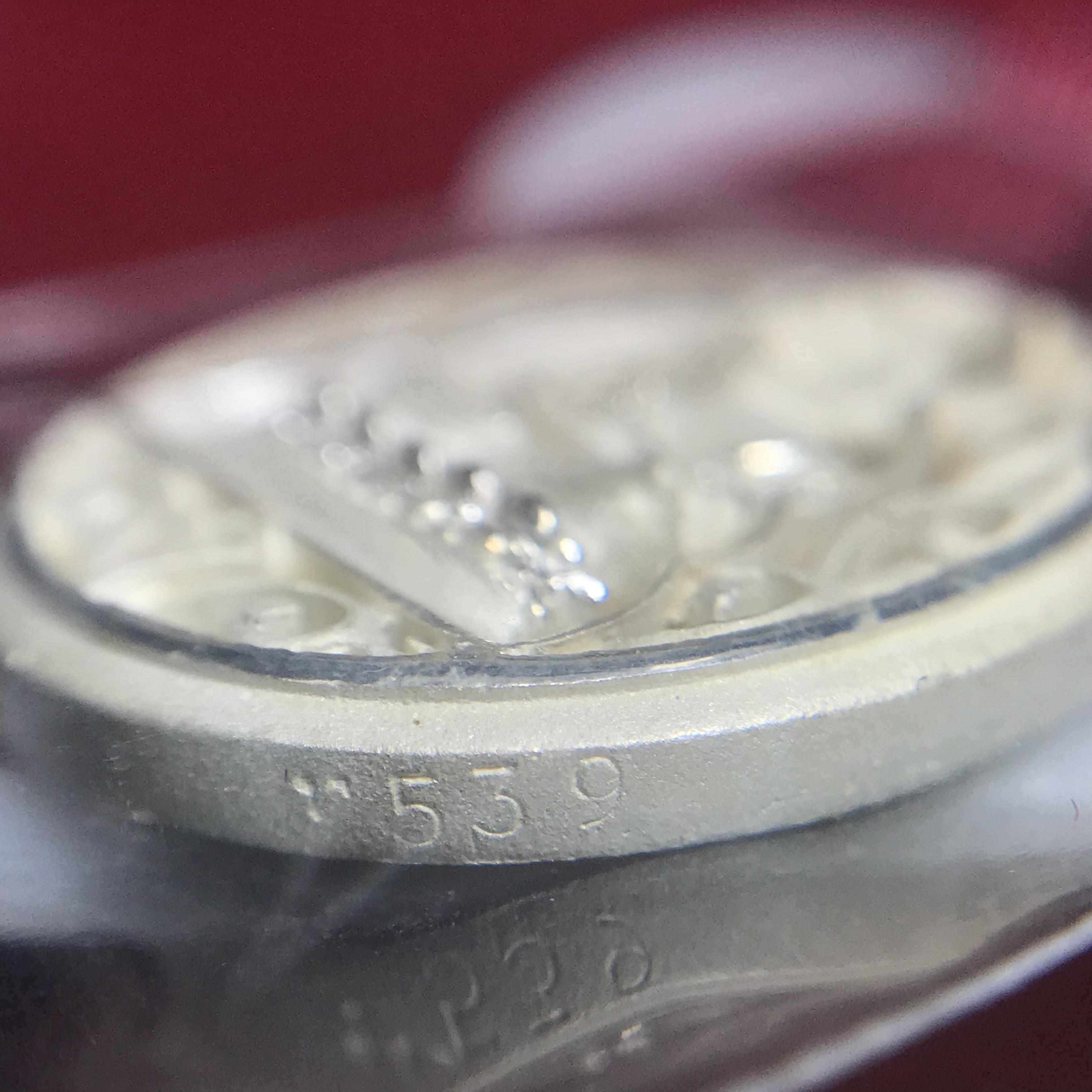 เหรียญหลวงปู่ทวด รุ่นมงคลบารมี วัดประสาทบุญญาวาส ปี 2545 เนื้อเงินพิมพ์ทรงรูปไข่(เล็ก)(2.0*1.8ซม.)ฉลุลายสวยงาม ตอกโค๊ตมีหมายเลข พร้อมกล่องบรรจุเดิม