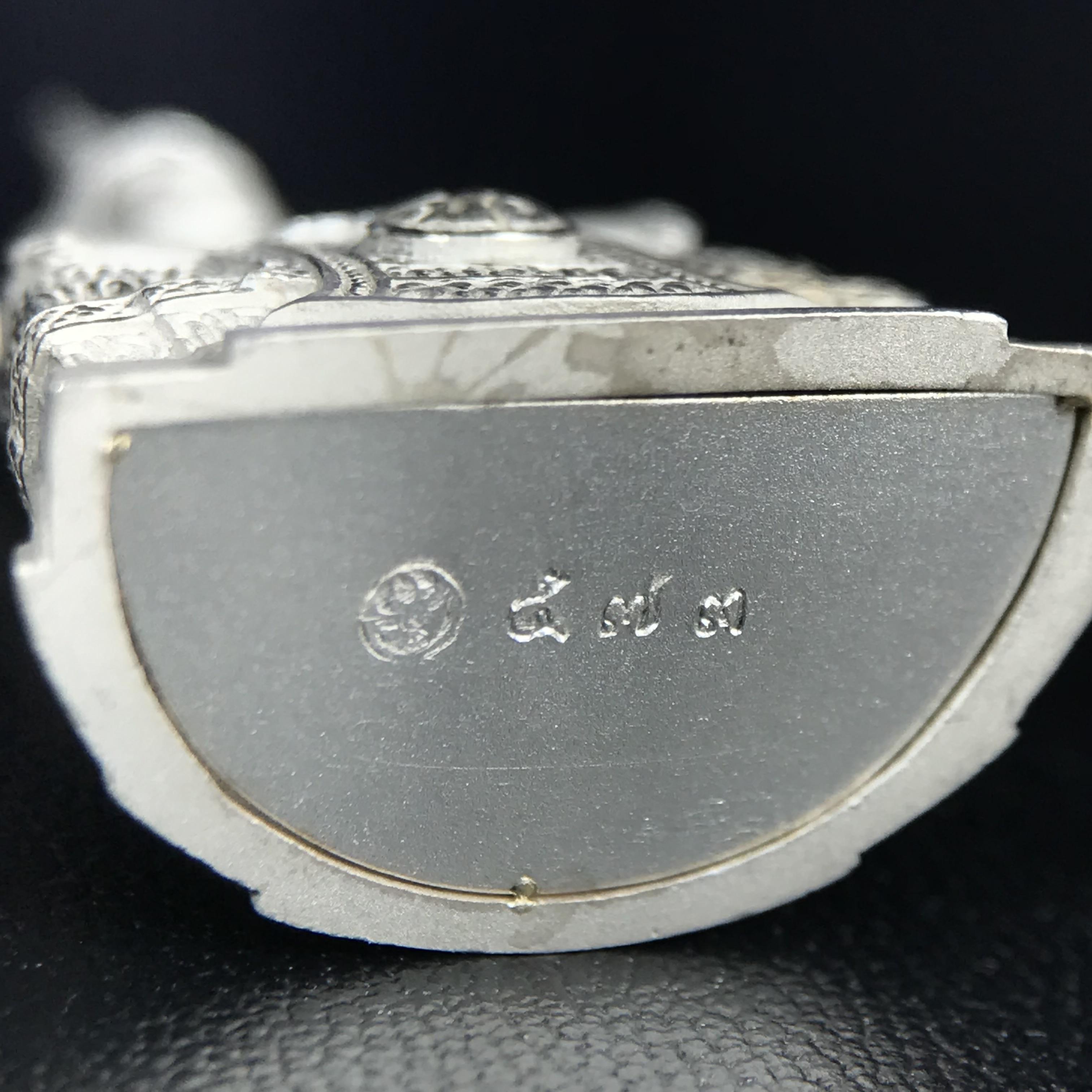 พระแก้วมรกต ภปร. ปี 2547 จัดสร้างโดยโรงพยาบาลภูมิพลอดุลยเดช เนื้อเงิน ลอยองค์ สูง 3.7 ซม.หน้าตัก 1/2 นิ้ว พิธีมหามังคาภิเษก ณ พระอุโบสถวัดพระศรีรัตนศาสดาราม(วัดพระแก้ว) งดงามทรงคุณค่าอีกหนึ่งรุ่นยอดนิยม หายาก(หมายเลขต้นๆหลักร้อย ๕๗๓)(1ใน3000องค์)