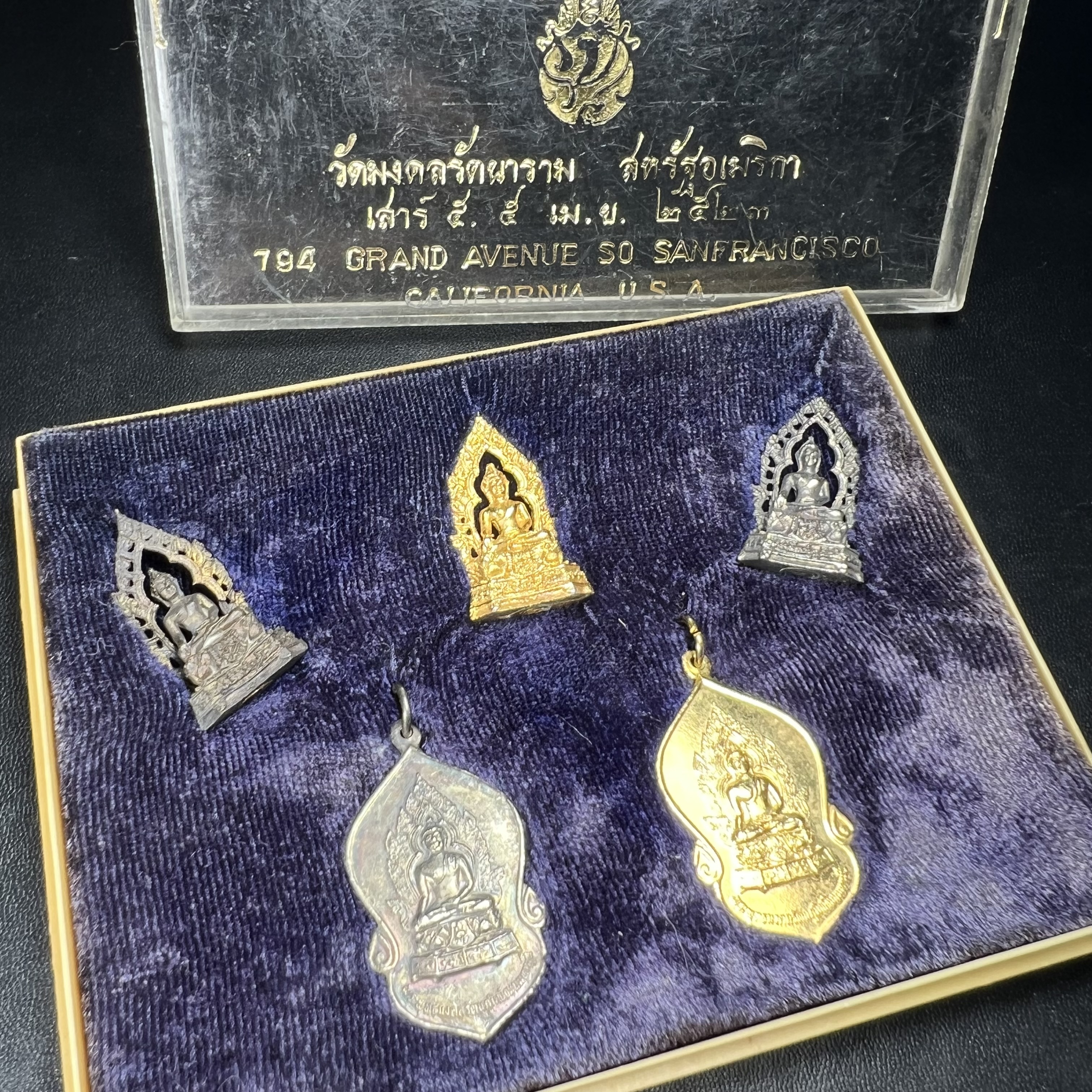 ชุดวัตถุมงคลพระพุทธมงคลรัตนภูมิพัฒนมหามุนี ภปร. วัดมงคลรัตนาราม วัดไทยในซานฟรานซิสโก สหรัฐอเมริกา ( Sanfrancisco USA.) ปี 2523(ชุดพิเศษกรรมการ 1 ชุด 5 รายการ)หายาก(พิธีใหญ่)หลวงปู่โต๊ะ วัดประดู่ฉิมพลี พร้อมเกจิอาจารย์ในยุคอีก ๑๐๘ รูปนั่งปรกอธิษฐานจิต