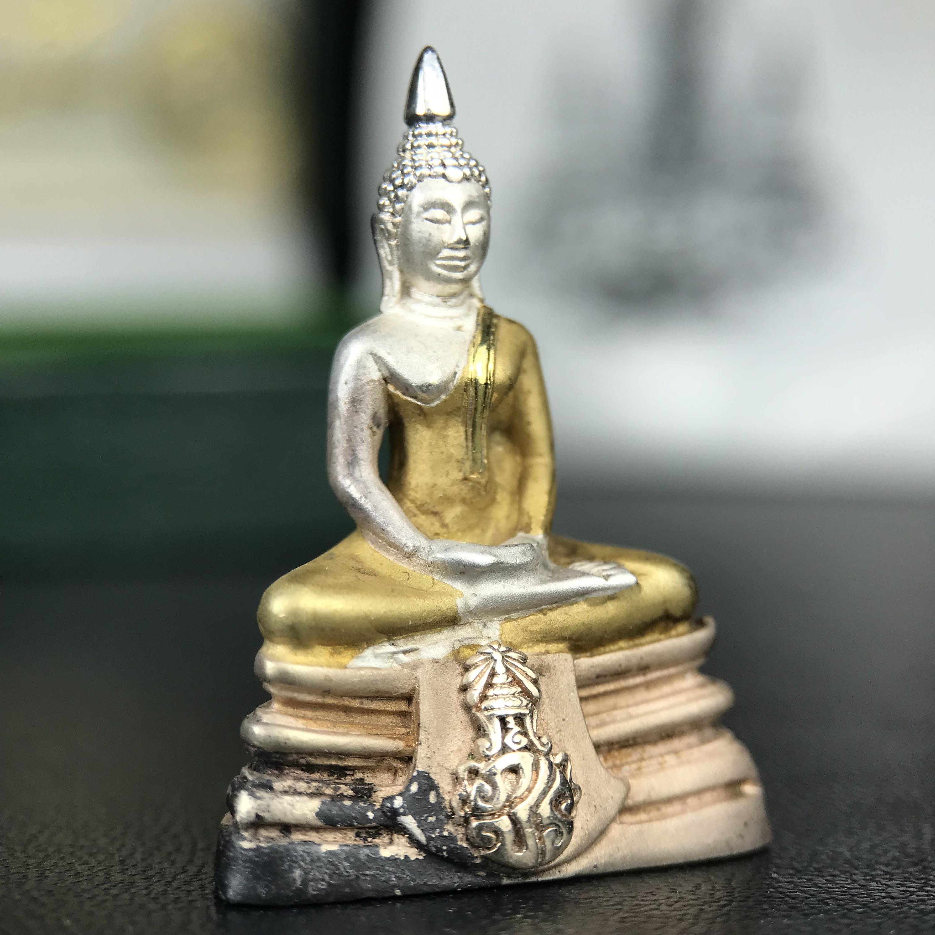 พระพุทธโสธร ภปร. รุ่นย้อนยุค สร้างพระอุโบสถ สมาคมชาวฉะเชิงเทรา จัดสร้าง ปี 2539 วโรกาสครองสิริราชสมบัติครบ 50 ปี เนื้อเงินชุบสามกษัตริย์ทรายนวลขัดเงาบางส่วน(สภาพผิวเดิม เก่าเก็บ) พร้อมกล่องบรรจุและใบรับรองเดิมครบ