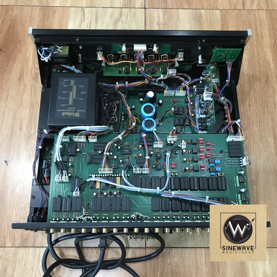 Pre Amp ยี่ห้อ Mcintosh รุ่น C40 (Made in USA) ไฟ 220Volts