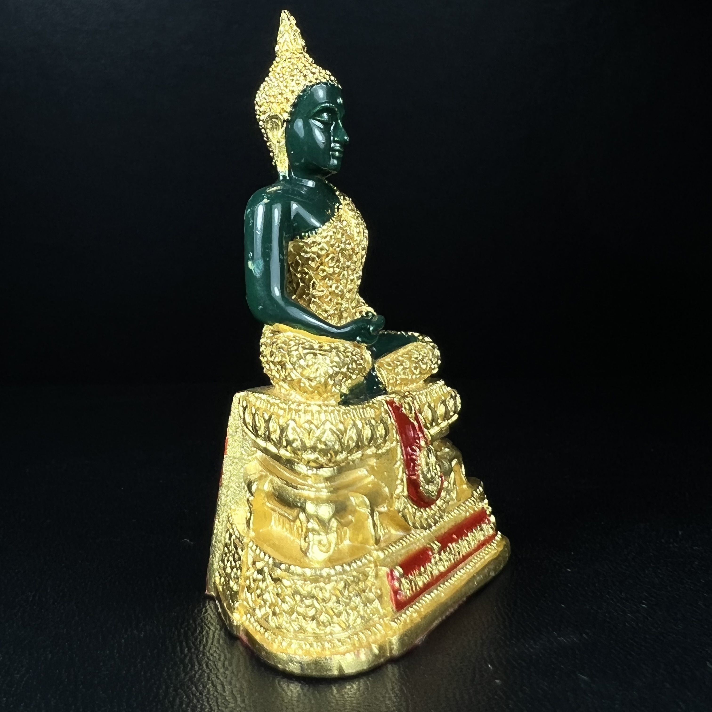 พระพุทธมหามณีรัตนปฏิมากร(พระแก้วมรกต) วัดพระศรีรัตนศาสดาราม สำนักพระราชวัง จัดสร้าง ฤดูฝน หน้าตัก 2 นิ้ว(บรรจุมวลสารใต้ฐาน)