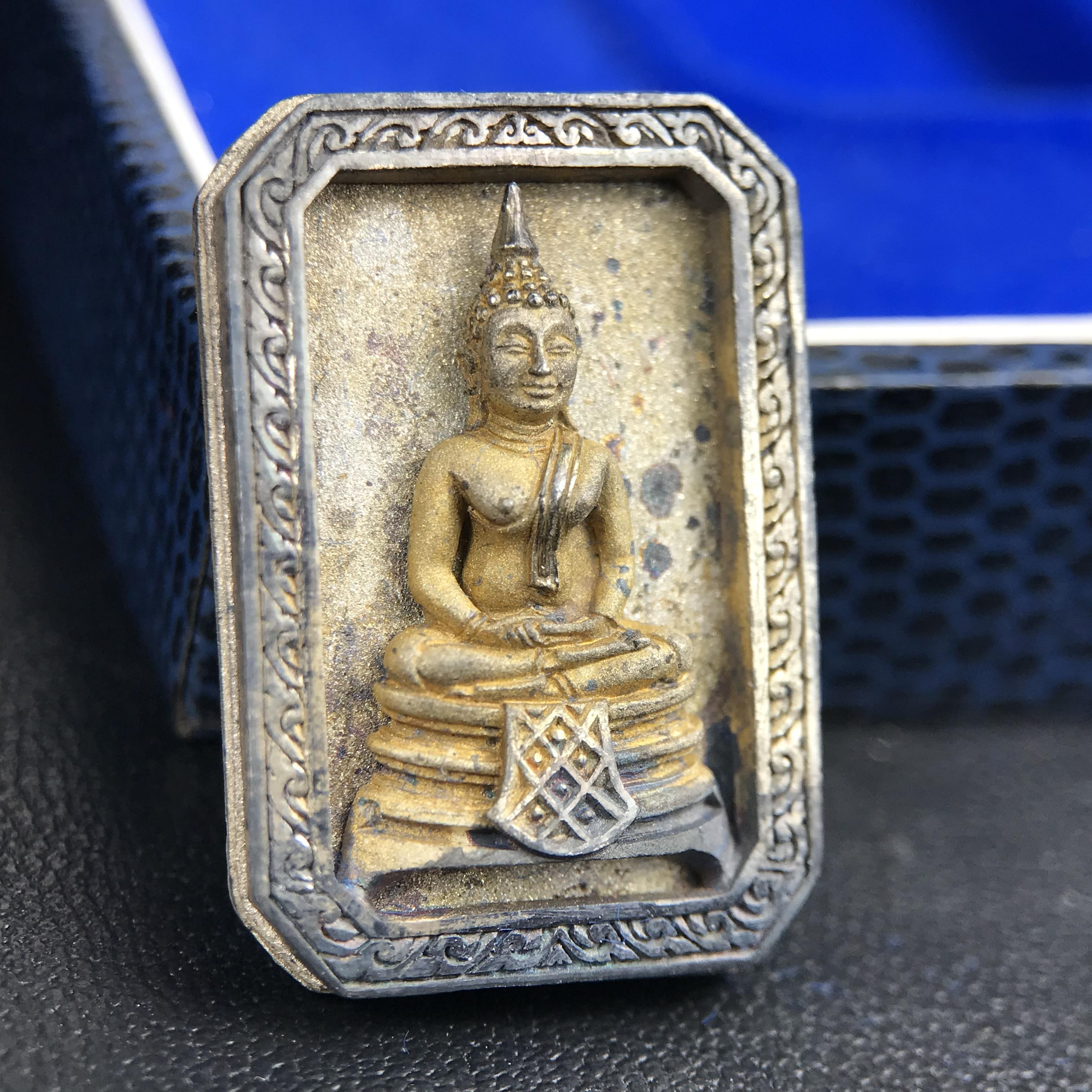 พระพุทธโสธร(หลวงพ่อโสธร) รุ่นสร้างอุโบสถ พิธีมหาพุทธาภิเษก ณ พระอุโบสถวัดโสธรวรารามวรวิหาร ปี 2539 เนื้อเงินทรายนวลขัดเงาบางส่วน พิมพ์แปดเหลี่ยม(หายากสร้างน้อย)กล่องบรรจุเดิมครบสมบูรณ์สวยงดงาม(เนื้อเงินผิวเดิมรุ้งสวยสวย องค์หมายเลขสวย ๗๔๔๕)