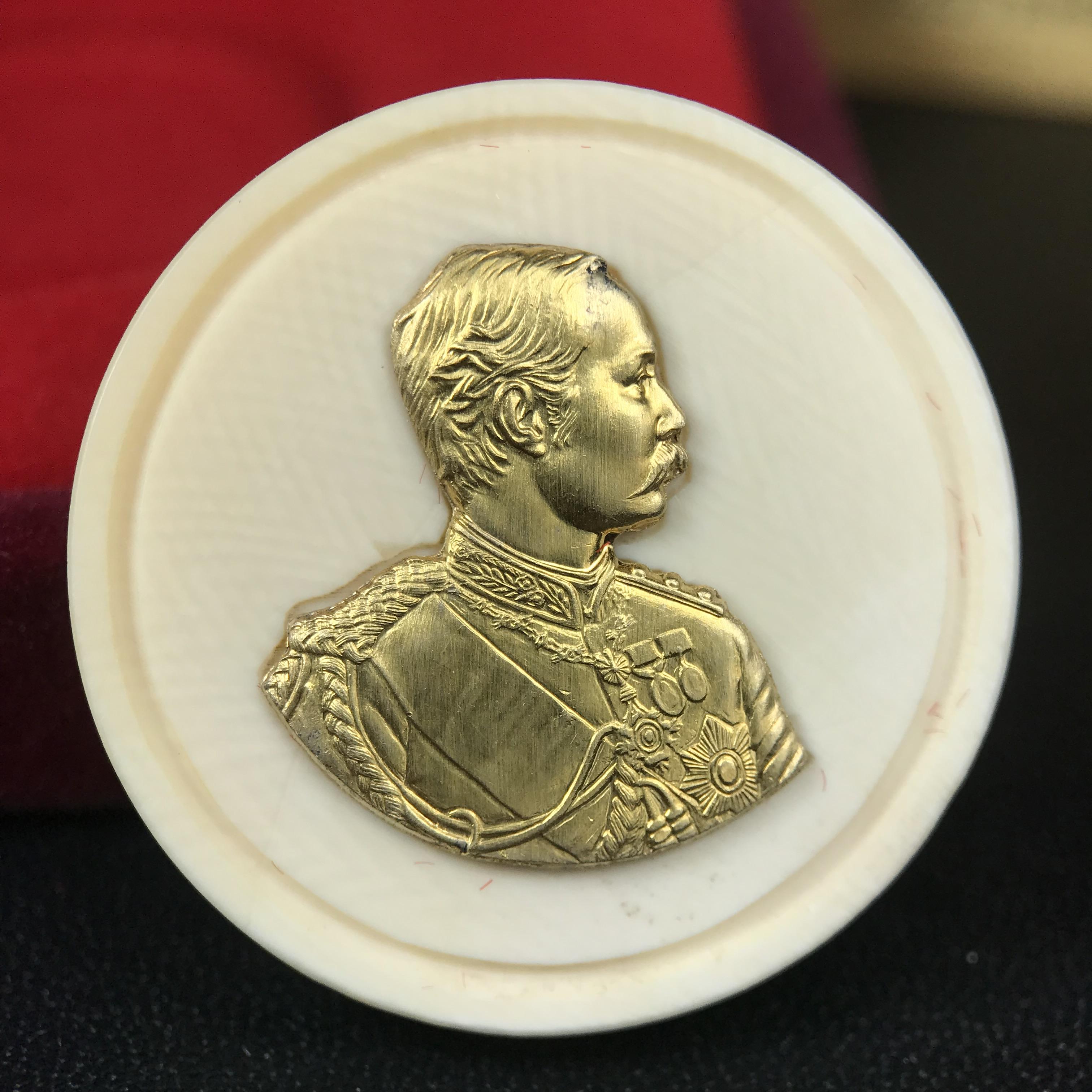 เหรียญรัชกาลที่ 5 คชสารหมื่นปี หลวงพ่ออุตตมะ วัดวังก์วิเวการาม ปี 2540 พิมพ์ใหญ่ขนาด 3.0 ซม. หน้ากากทองคำบริสุทธิ์ 99.99% (ผิวสวยเดิม)พร้อมกล่องบรรจุเดิมและใบรับรองเดิมครบ(ควรคู่ผู้รู้คุณค่า ด้วยวัตถุมงคล เสริมบุญญาบารมี)