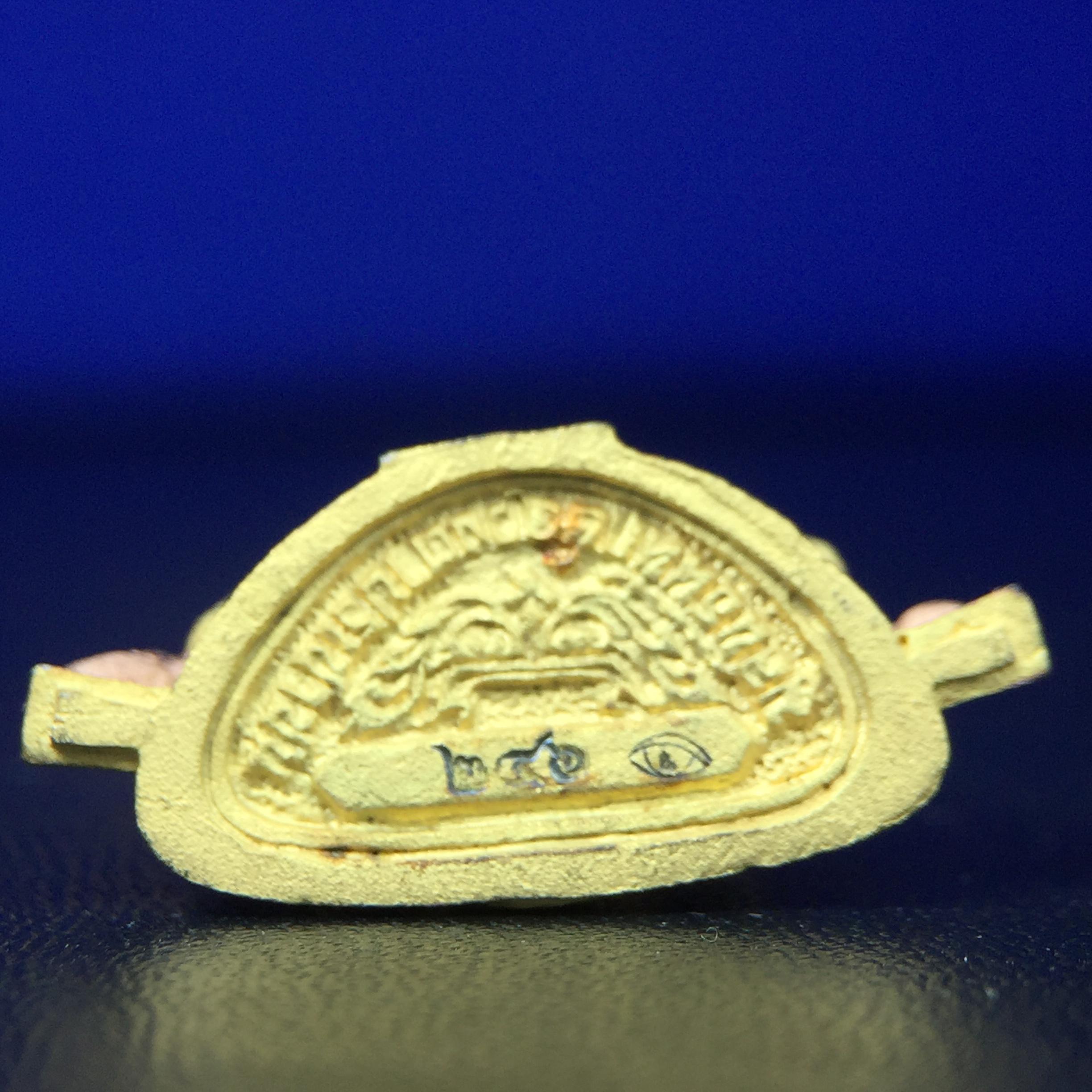 พระพุทธชินราช ภปร. ในวโรกาสพระราชพิธีมหามงคล เฉลิมพระชนมายุ6รอบ 5ธันวาคม2542 มูลนิธิพิทักษ์ดวงตาประชาชน จัดสร้าง เนื้อเงินบริสุทธิ์ 99.9% แบบสามกษัตริย์ขัดเงาบางส่วน พิมพ์ใหญ่ ขนาดสูง 3.4 ซม. พร้อมกล่องบรรจุเดิม