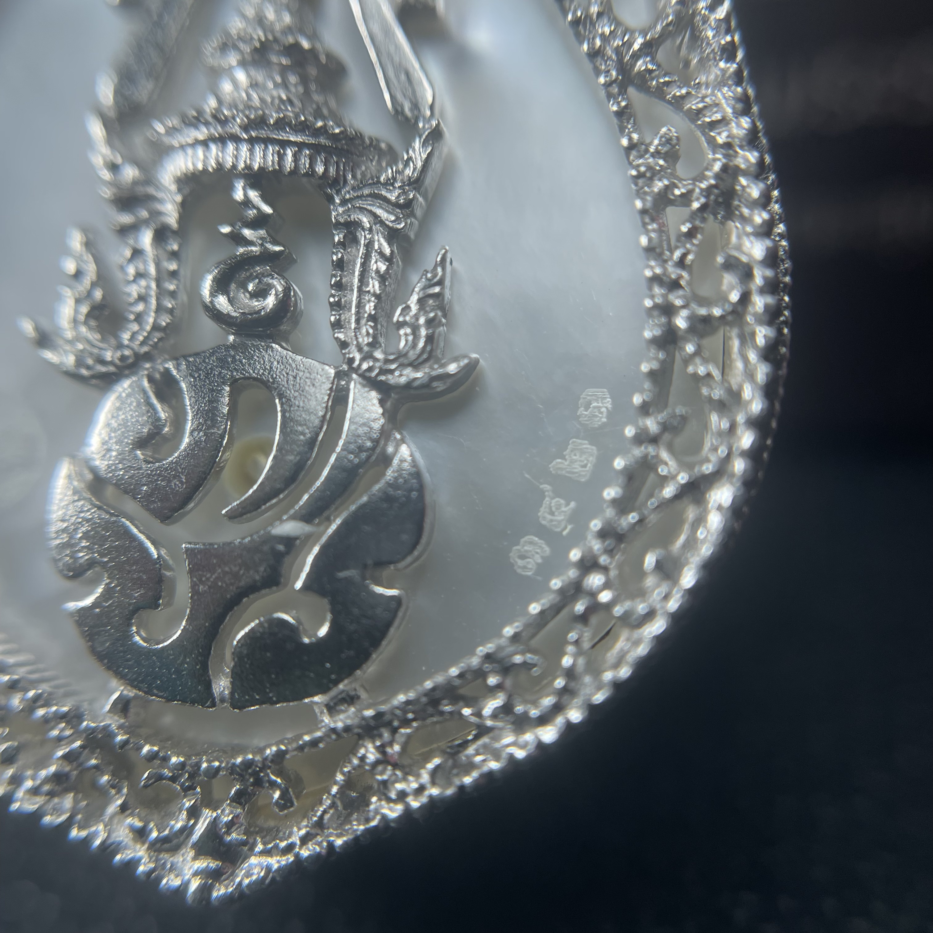 พระพุทธชินราช ภปร. โครงการ "เพราะแผ่นดินนี้ คือ แผ่นดินเกิด" ปี2548(รุ่นแรก) เหรียญทรงเสมา ขนาด 21 x 29 มม.เนื้อเงินสามกษัตริย์ องค์พระชุบสามกษัตริย์ ล้อมด้วยกรอบเงินชุบทองคำขาวสลักเสลาเป็นลวดลายละเอียดอ่อน ส่วนพื้นองค์พระเป็นเปลือกหอยมุขงดงาม