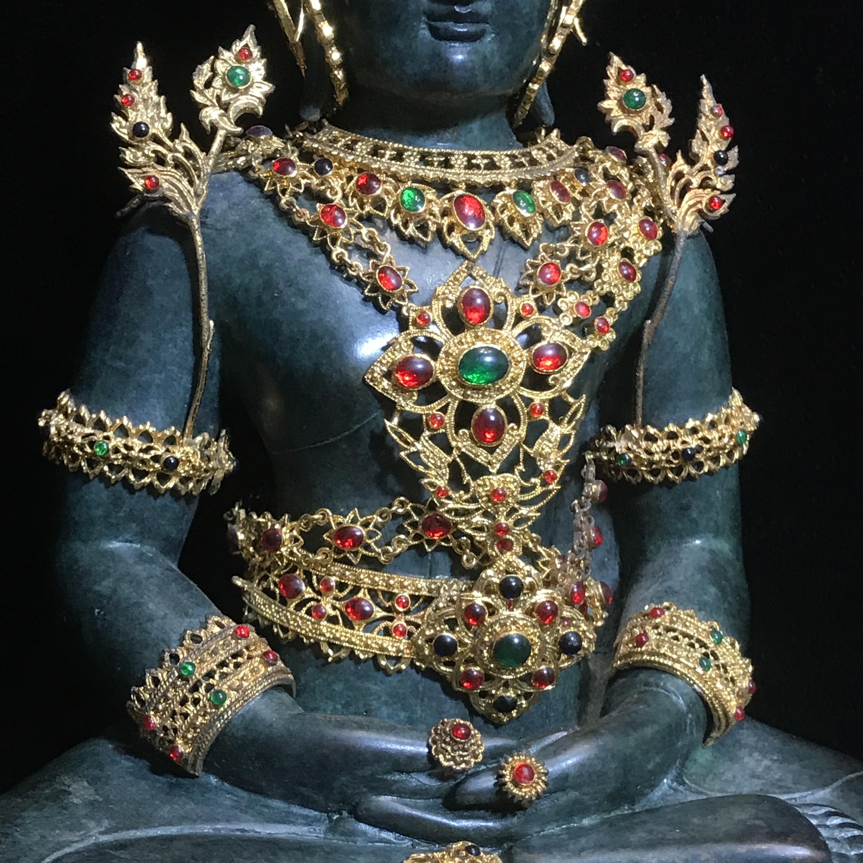 พระพุทธมหามณีรัตนปฏิมากร จำลอง (พระแก้วมรกต) ขนาดบูชาหน้าตัก 5 นิ้ว ตราสัญลักษณ์ ภ.ป.ร. รุ่นแรก ปี2547 เนื้อนวโลหะเคลือบสีเขียว(เครื่องทรงนวโลหะชุบทอง)