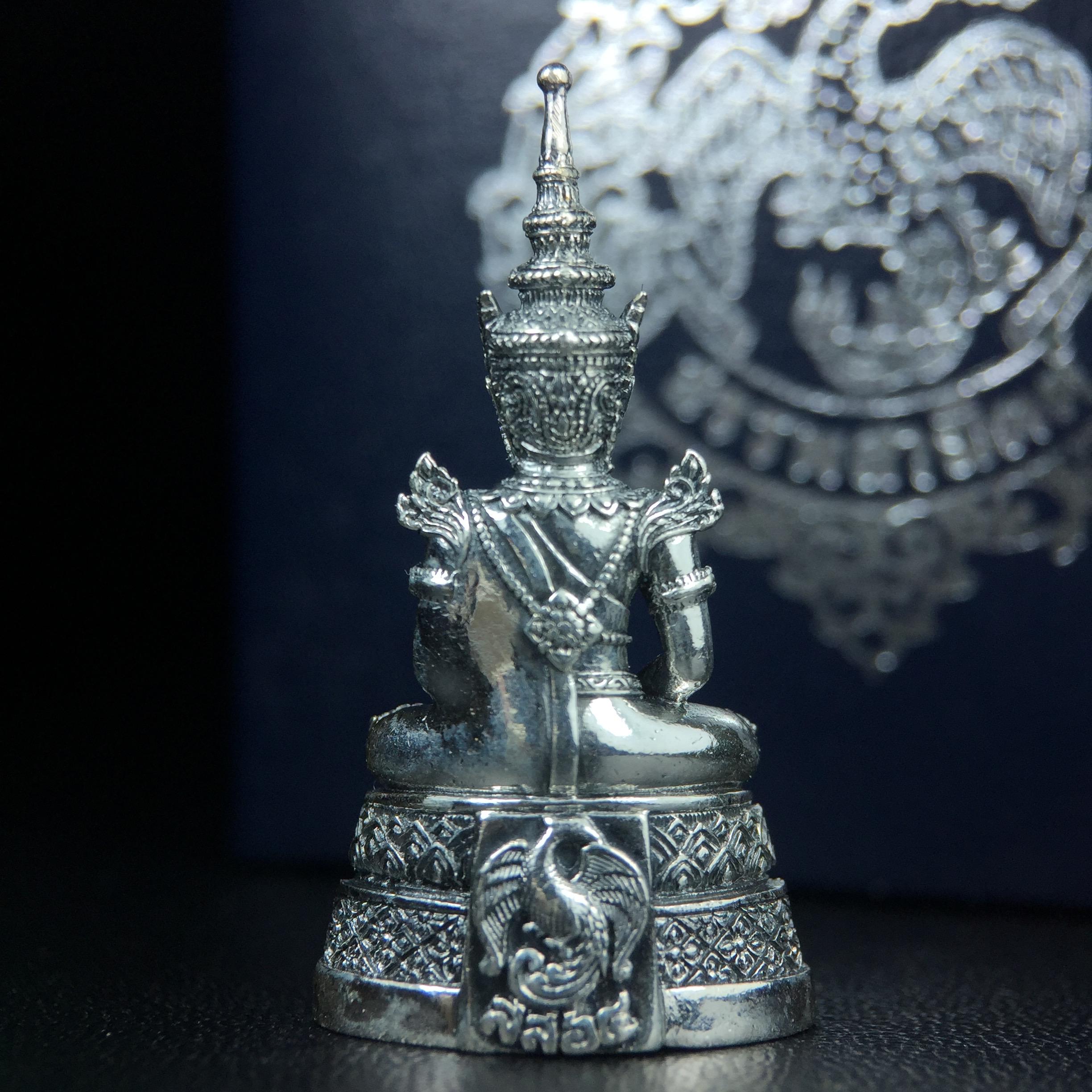 พระแก้วมรกต กรมสรรพสามิตจัดสร้างขึ้นเนื่องในโอกาสครบรอบ 64 ปีของกรมสรรพสามิต และเนื่องในวโรกาสที่พระบาทสมเด็จพระเจ้าอยู่หัวทรงครองราชย์ครบ 50 ปีในปีกาญจนาภิเษก เมื่อ พ.ศ.2539 เนื้อเงินรมดำขัดเงาพร้อมกล่องบรรจุเดิม