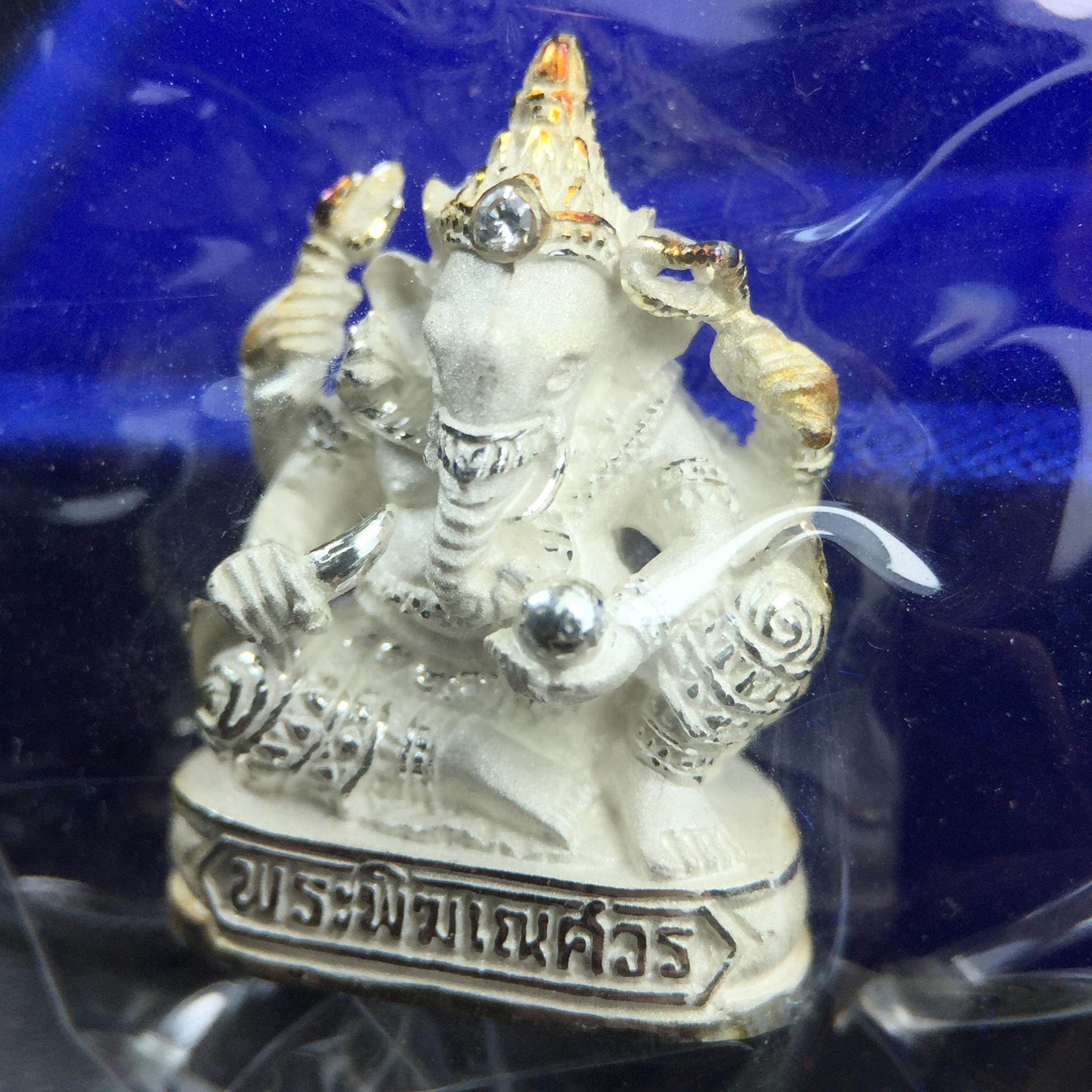 พระพิฆเณศวร วัดบวรนิเวศวิหาร ปี 2542 เนื้อเงินพ่นทรายขัดเงาบางส่วน(ฝังพลอย1เม็ด)(ขนาด 2* 1.4 ซม.) สภาพสวยซีนซองเดิมพร้อมกล่องบรรจุเดิม ตอกโค๊ดหมายเลขกำกับ(ผิวเดิมขึ้นสีรุ้งธรรมชาติ สวย)(คัดสภาพสวยเดิม พิธีใหญ่ พุทธศิลป์งดงาม)