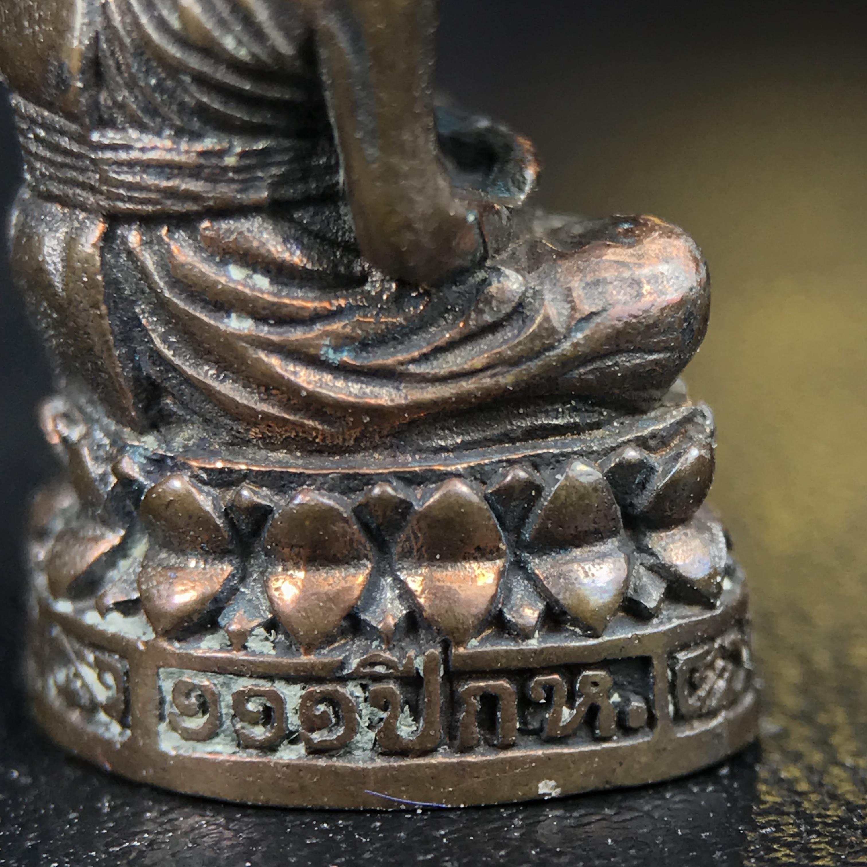 รูปเหมือนหล่อลอยองค์หลวงปู่ทวด รุ่น 111ปี กระทรวงกลาโหม เนื้อนวโลหะรมดำ-ปัดเงา ปี2540 พิธีใหญ่ เข้มขลัง นิยม พร้อมกล่องบรรจุเดิม(คัดสภาพสวยผิวเทพๆผิวรุ้งๆ)ทั้งพิธีทั้งพุทธศิลป์ทรงคุณค่าอีกหนึ่งรุ่นยอดนิยม