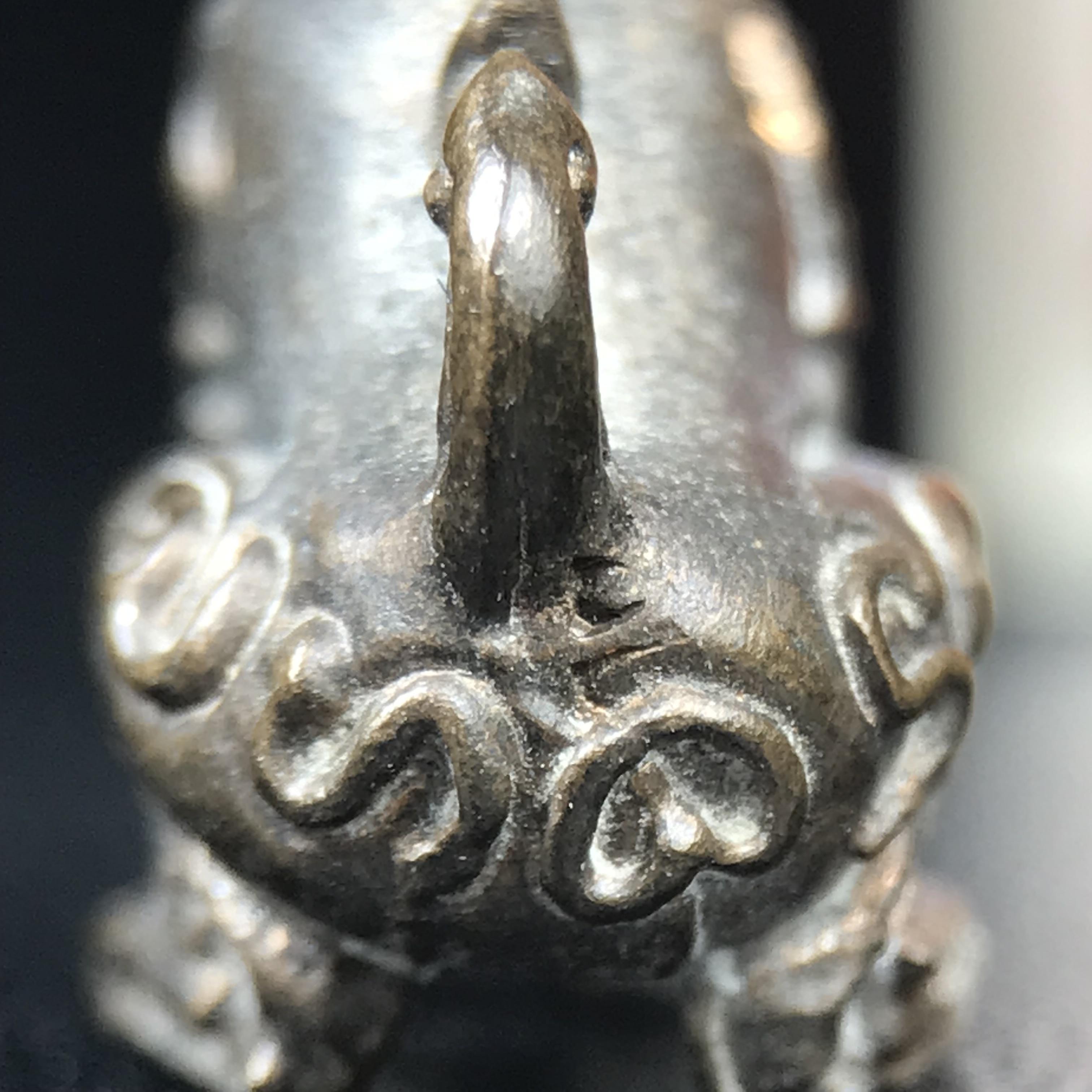 สิงห์เจ้าพ่อดำ วัดบุพพาราม จ.เชียงใหม่ ปี 2518 เนื้อนวโลหะ(ตอก 2 โค๊ต)หายาก(สภาพผิวเดิมสวยเดิมกล่องครบ) สิงห์รุ่นนี้มีพิธีดีมีเกจิอาจารย์ที่ร่วมปลุกเสกมากมาย****เครื่องราง ที่พระบาทสมเด็จพระเจ้าอยุ่รัชกาลที่ ๙ ทรงเสด็จฯประกอบพิธีด้วยพระองค์เอง