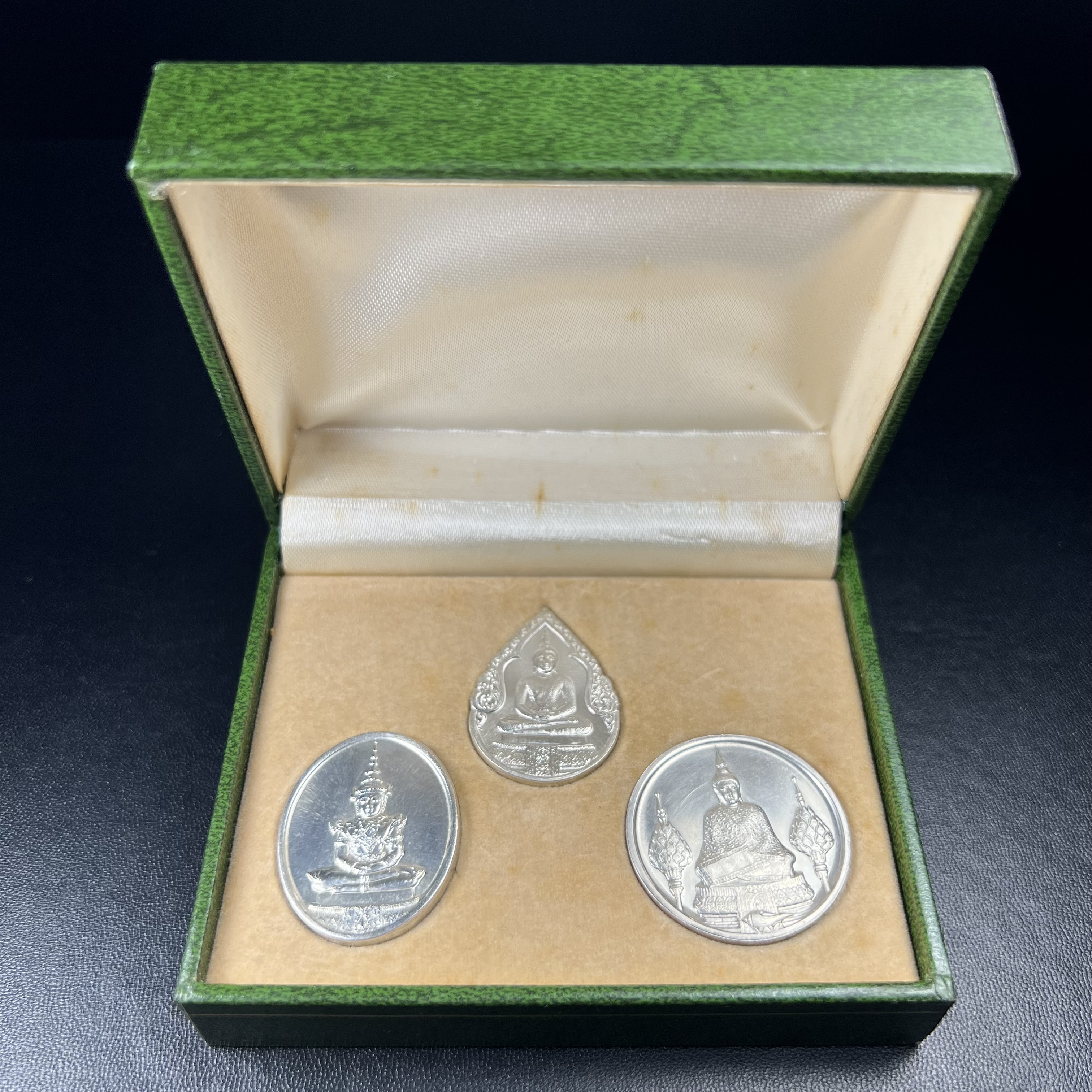เหรียญพระแก้วมรกตหลัง ภปร. ฉลองกรุงรัตนโกสินทร์ครบ 200 ปี พ.ศ.2525 เนื้อเงินกล่องบรรจุเดิมครบ3พิมพ์(บล็อกพระราชศรัธา)(ในหลวงรัชกาลที่9 เสด็จในพิธี)พระคู่บ้านคู่เมือง...พระดี...พิธีใหญ่