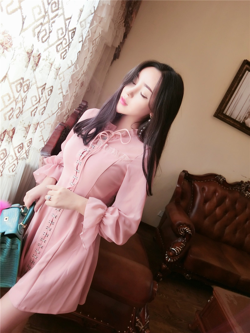 ชุดเดรสสั้นสีชมพูผ้าชีฟอง+ผ้าโพลีเอสเตอร์แขนยาว ทรงปล่อยสวยสดใส
