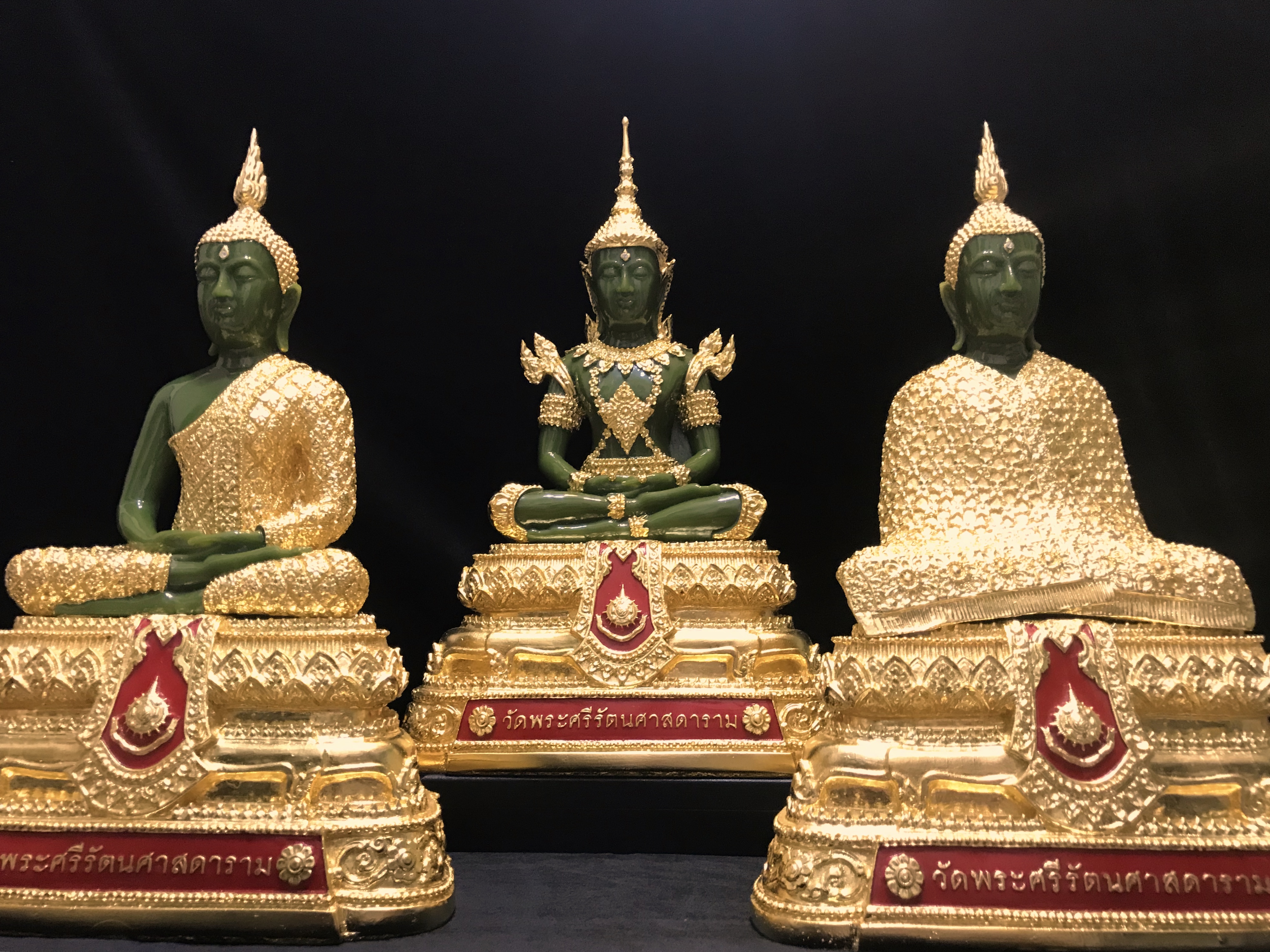 พระพุทธมหามณีรัตนปฏิมากร(พระแก้วมรกต) วัดพระศรีรัตนศาสดาราม สำนักพระราชวัง จัดสร้าง (บรรจุมวลสารใต้ฐาน)3ฤดู ขนาดหน้าตัก 9นิ้ว
