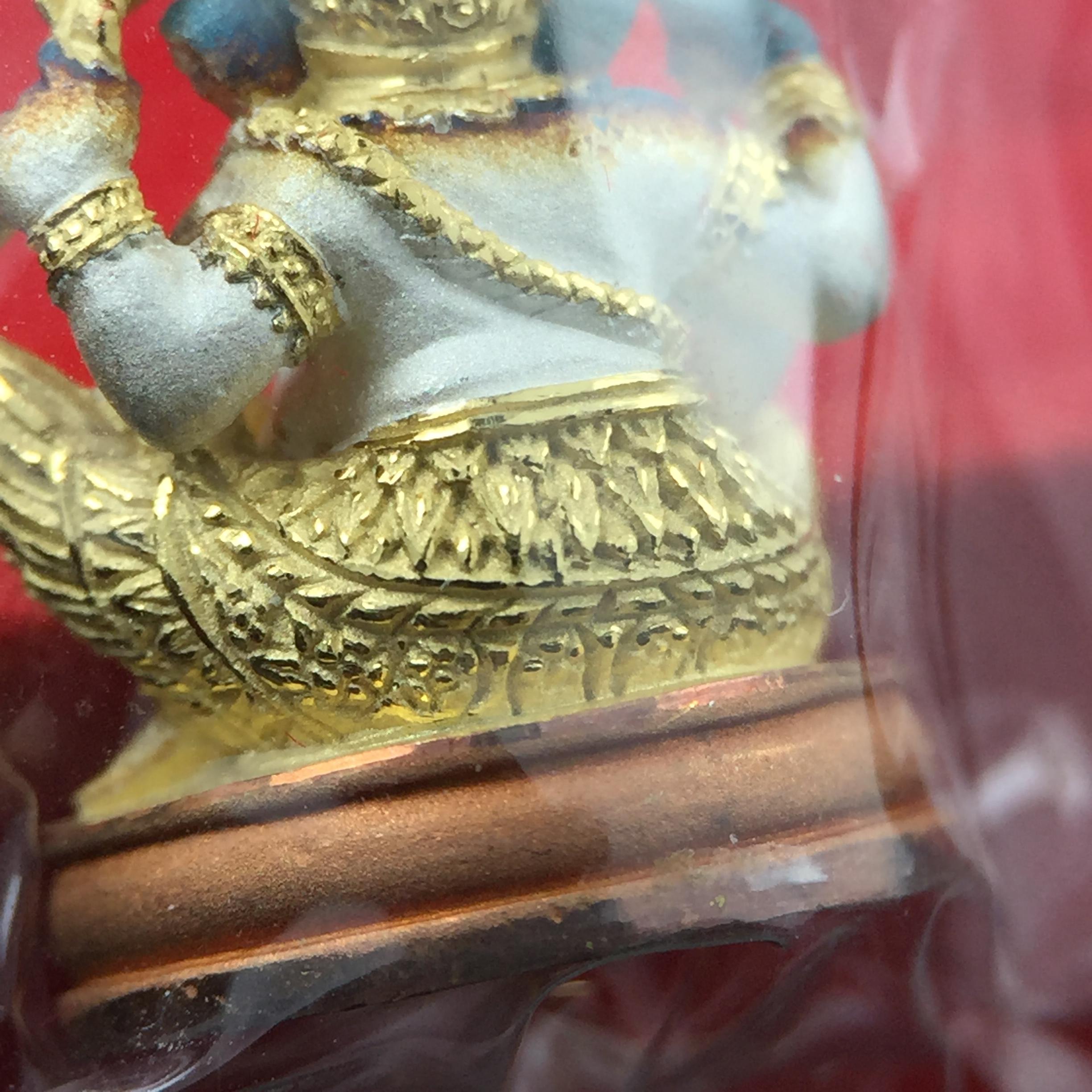 พระพิฆเณศวร วัดบวรนิเวศวิหาร ปี 2542 เนื้อเงินสามกษัตริย์พ่นทรายขัดเงาบางส่วน(ฝังพลอย1เม็ด)(ขนาด 2* 1.4 ซม.) สภาพสวยซีนซองเดิมพร้อมกล่องบรรจุเดิม ตอกโค๊ดหมายเลขกำกับ(ผิวเดิมขึ้นสีรุ้งธรรมชาติ สวย)(คัดสภาพสวยเดิม พิธีใหญ่ พุทธศิลป์งดงาม)