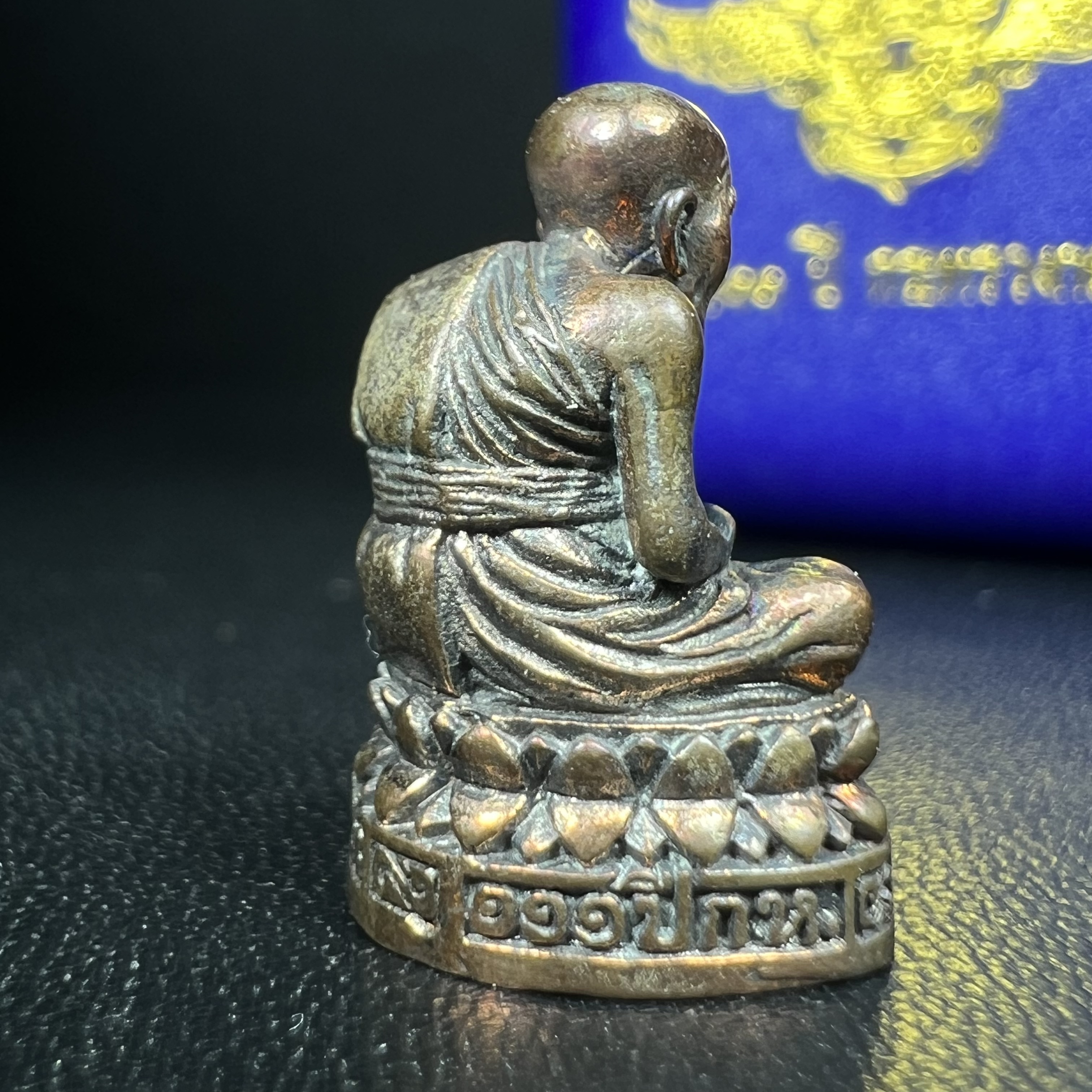 รูปเหมือนหล่อลอยองค์หลวงปู่ทวด รุ่น 111ปี กระทรวงกลาโหม เนื้อนวโลหะรมดำ-ปัดเงา ปี2540 พิธีใหญ่ เข้มขลัง นิยม พร้อมกล่องบรรจุเดิม(คัดสภาพสวยผิวเทพๆผิวรุ้งๆ)ทั้งพิธีทั้งพุทธศิลป์ทรงคุณค่าอีกหนึ่งรุ่นยอดนิยม