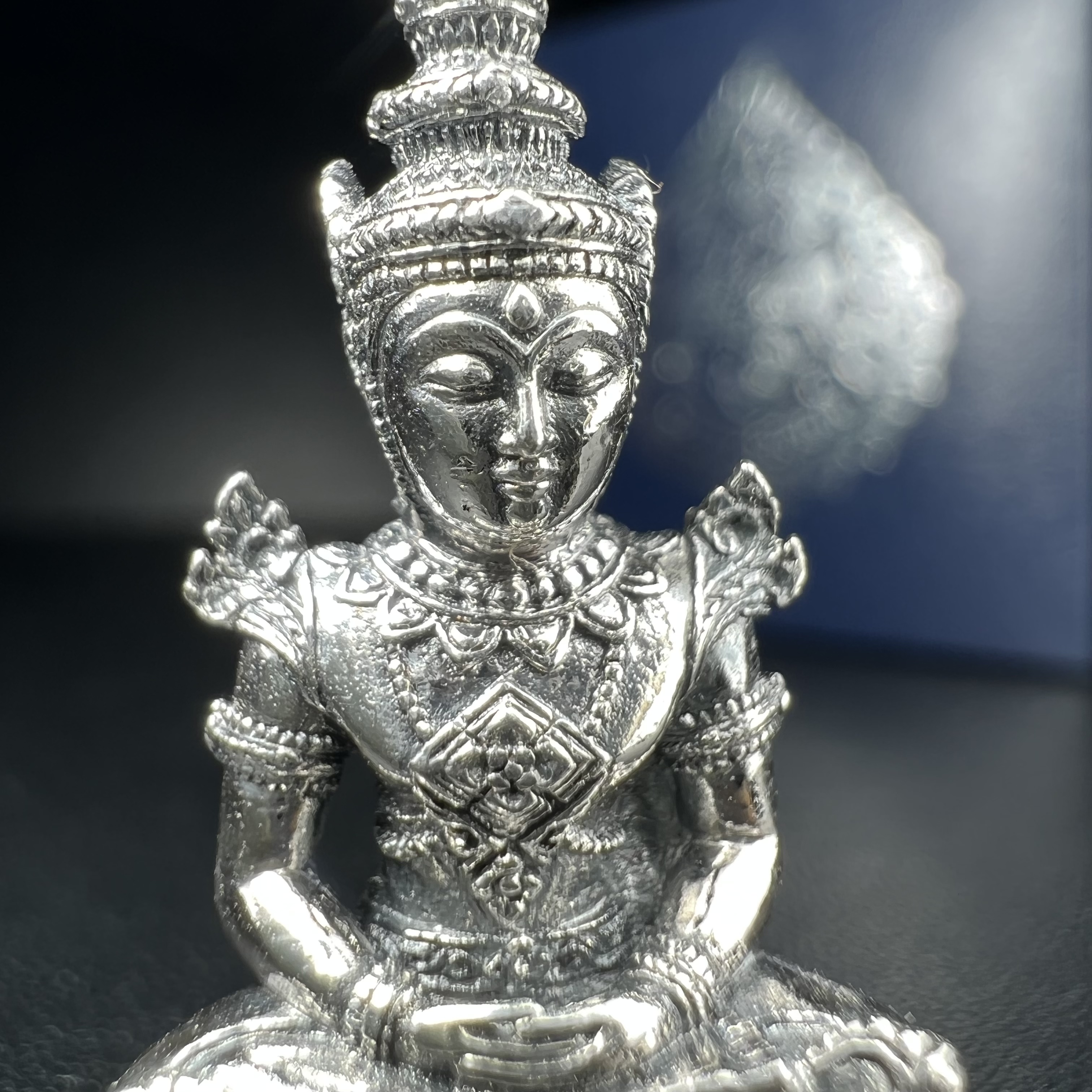 พระแก้วมรกต กรมสรรพสามิตจัดสร้างขึ้นเนื่องในโอกาสครบรอบ 64 ปีของกรมสรรพสามิต และเนื่องในวโรกาสที่พระบาทสมเด็จพระเจ้าอยู่หัวทรงครองราชย์ครบ 50 ปีในปีกาญจนาภิเษก เมื่อ พ.ศ.2539 เนื้อเงินรมดำขัดเงาพร้อมกล่องบรรจุเดิม