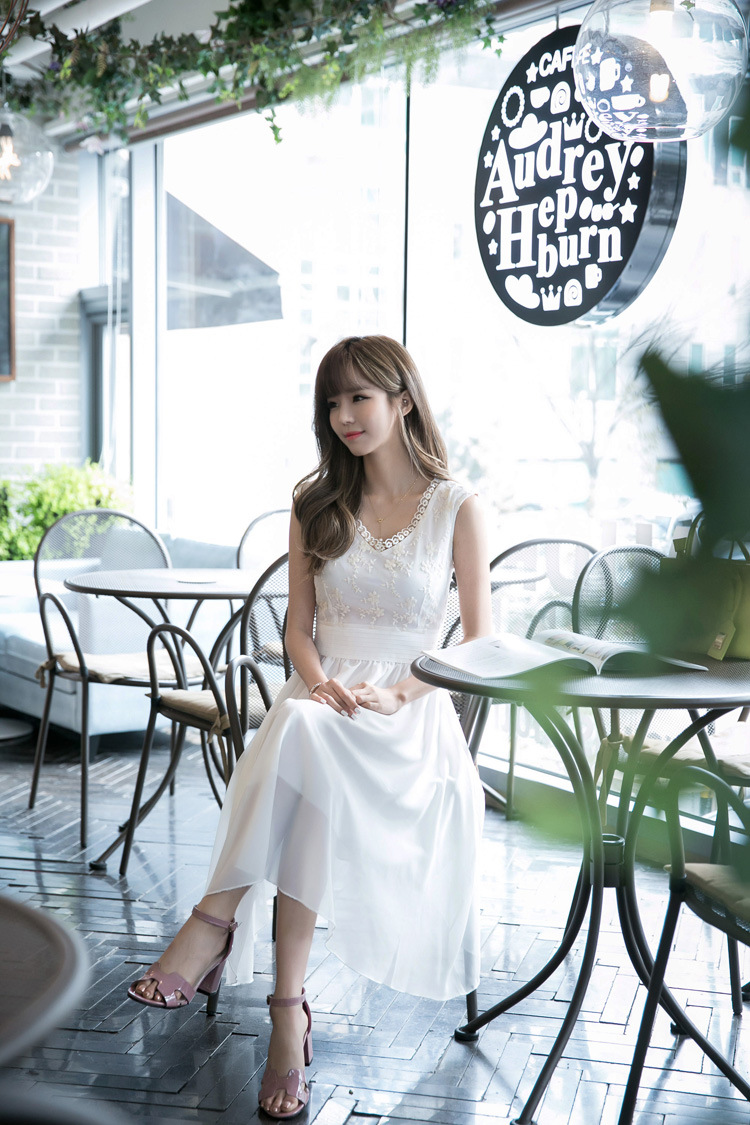 ชุดเดรสสั้นสีขาว เสื้อผ้าโปร่งปักลายดอกไม้ คอวี แขนกุด กระโปรงผ้าชีฟองทรงเอ สวย ดูดี
