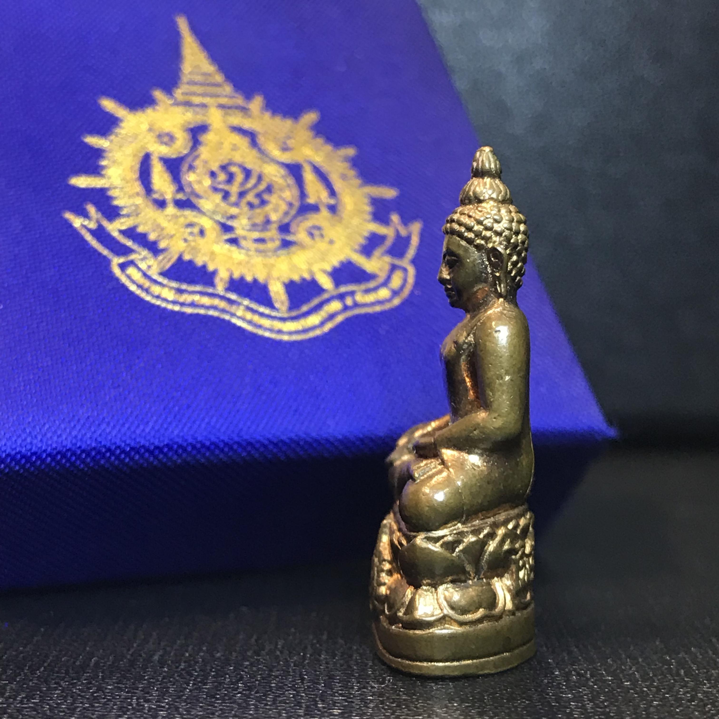 พระกริ่งไพรีพินาศ เฉลิมพระเกียรติ พระบาทสมเด็จพระเจ้าอยู่หัวรัชกาลที่9 พระชนมพรรษา 6 รอบ ปี2542เนื้อสัมฤทธิ์(บรรจุเหล็กไหล)ดีนอก-ดีใน