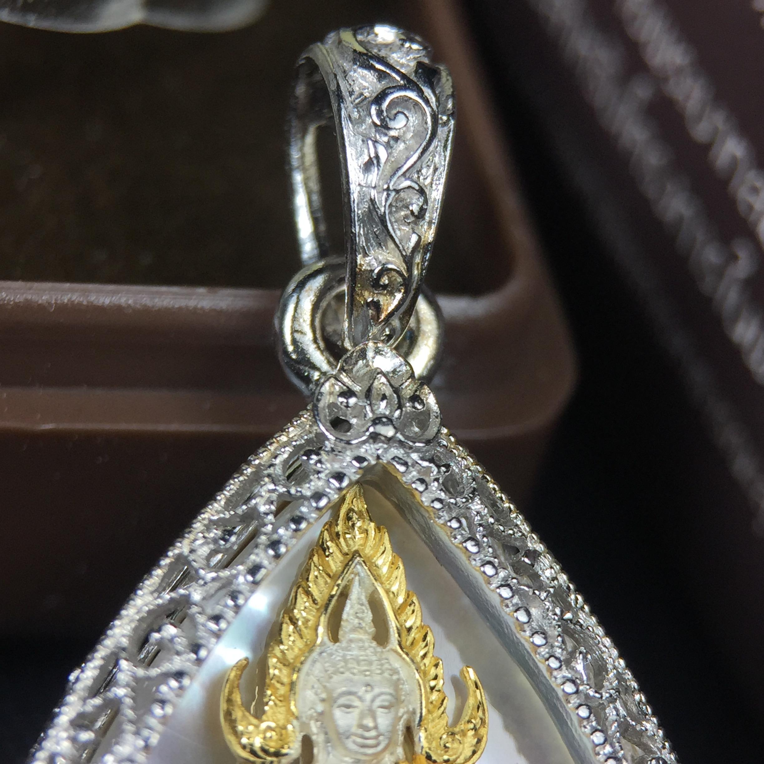 พระพุทธชินราช ภปร. โครงการ "เพราะแผ่นดินนี้ คือ แผ่นดินเกิด" ปี2548(รุ่นแรก) เหรียญทรงใบโพธิ์ ขนาด 21 x 29 มม. เนื้อเงินสามกษัตริย์ องค์พระชุบสามกษัตริย์ ล้อมด้วยกรอบเงินชุบทองคำขาวสลักเสลาเป็นลวดลายละเอียดอ่อน ส่วนพื้นองค์พระเป็นเปลือกหอยมุข