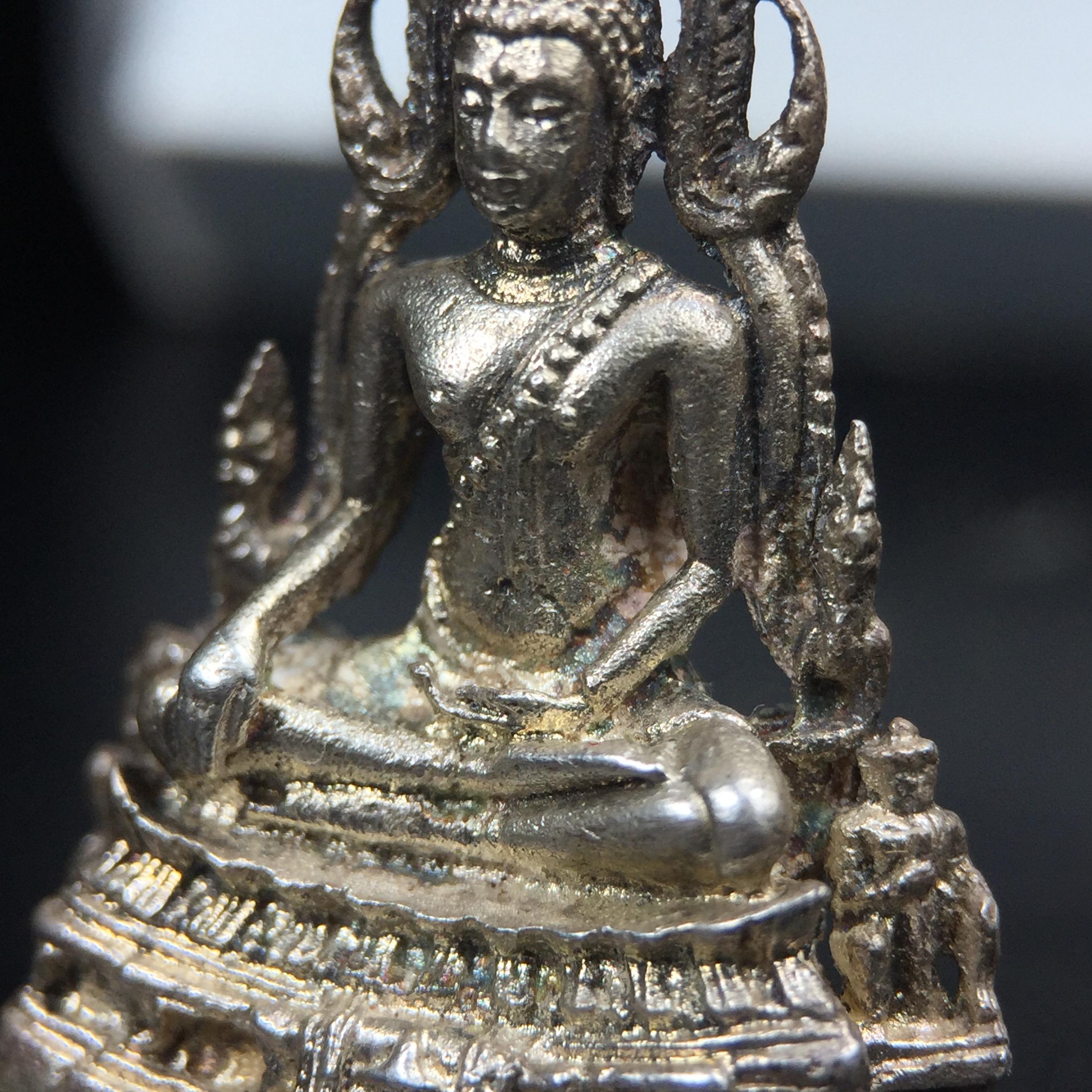 พระกริ่งพุทธชินราช รุ่นพระมาลาเบี่ยง ปี พ.ศ.2520 (รุ่นแรก รุ่นเดียว) วัดพระศรีรัตนมหาธาตุ พิษณุโลก ปี 2520 พิมพ์ใหญ่เนื้อเงิน(ผิวเดิมสวยติดรุ้งนิดๆผิวขึ้นน้ำทองสวยมีเสน่ห์ตามกาลเวลา)พิธีใหญ่ เกจิในยุคร่วมเสกมากมาย(องค์หมายเลขสวย เลขเบิ้น เลขคู่ ๕๕๓๓)