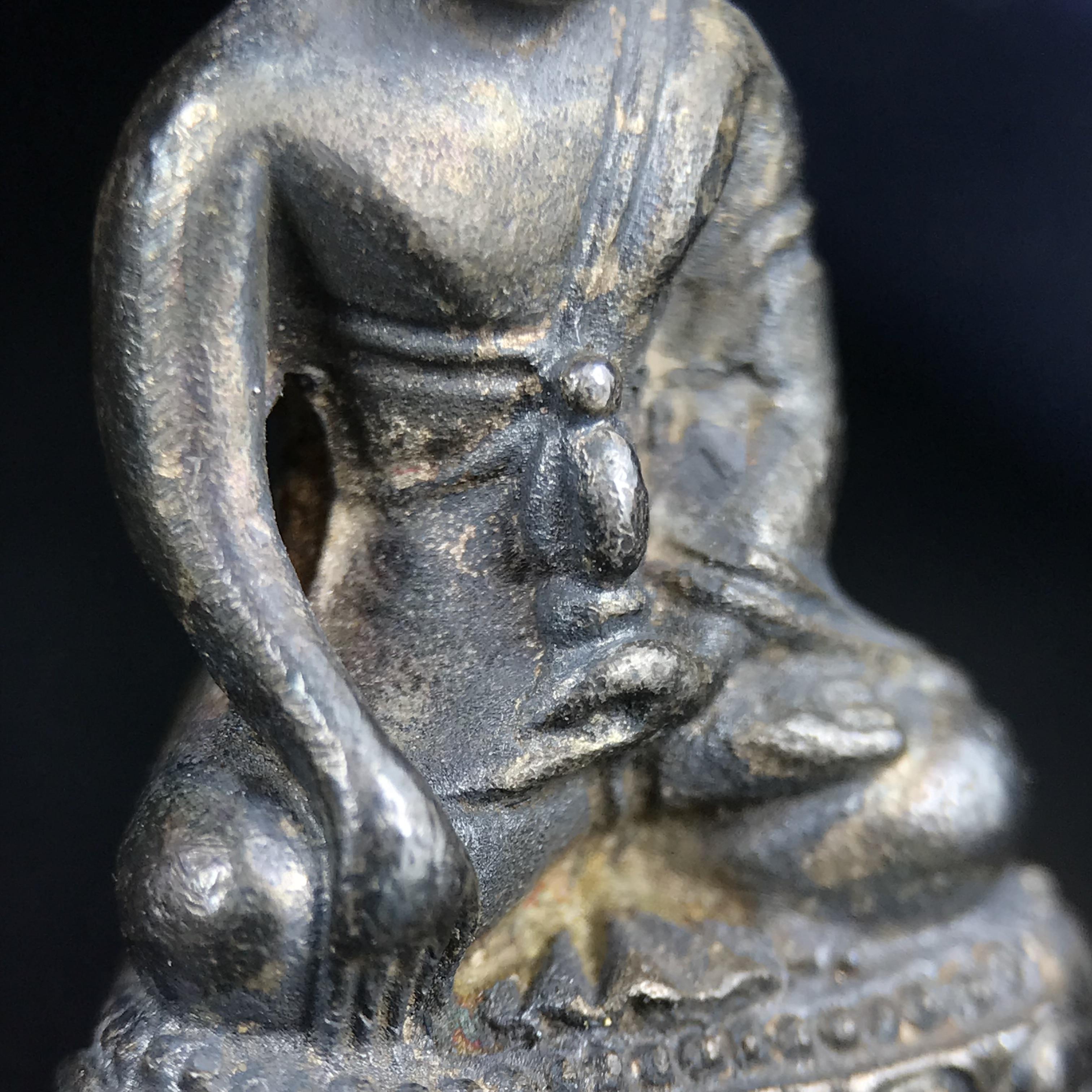 พระกริ่งศาสดา ภปร. วัดบวรนิเวศวิหาร ปี 2532 จัดสร้างในโอกาสสองทศวรรษรามาธิบดี เพื่อศูนย์การแพทย์สิริกิติ์ เนื้อเงิน(ผิวเดิมกลับดำสวยงาม) (พิธีใหญ่ มวลสารมงคล สวยงามเข้มขลัง)สมเด็จพระญาณสังวร สมเด็จพระสังฆราชฯเสด็จเททอง