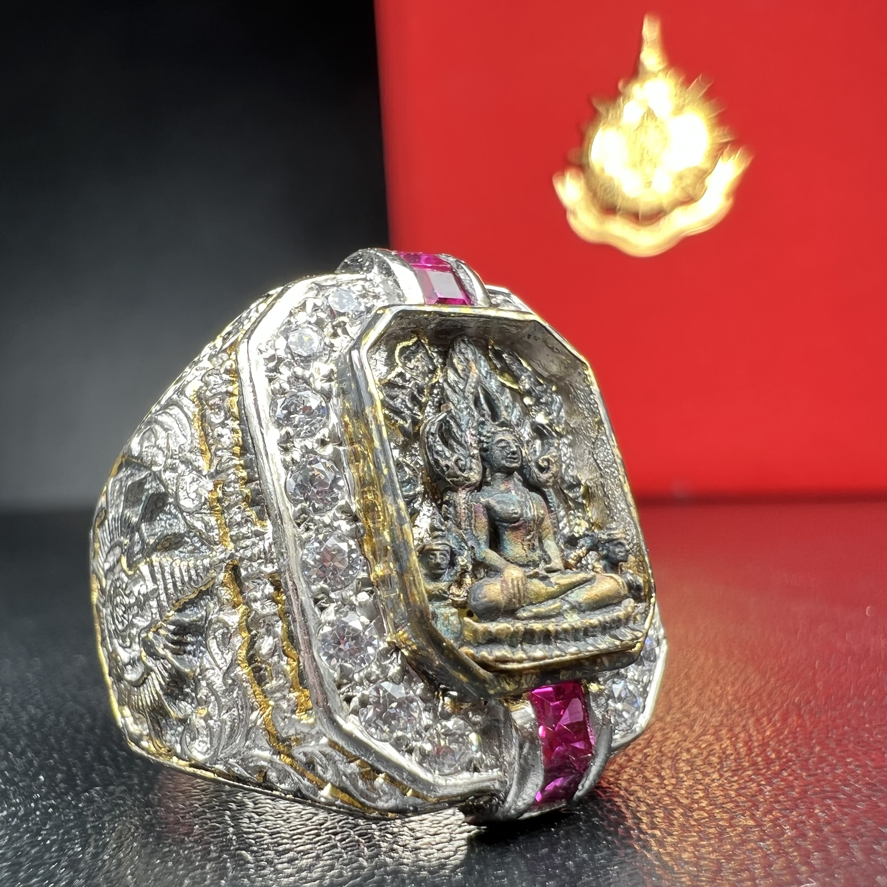 แหวนพระพุทธชินราช ภปร. ในวโรกาสเฉลิมพระชนมายุ6รอบ 5ธันวาคม2542 มูลนิธิพิทักษ์ดวงตาประชาชน จัดสร้าง แหวนเนื้อเงินเคลือบทองคำบริสุทธิ์ประดับเพชร CZ เกรดนอก ตอกโค๊ตและหมายเลข 2006(ผลรวมได้ 8 เลขมงคลเจริญมั่งคั่ง อุดมสมบูรณ์) พร้อมกล่องบรรจุเดิมครบ(หายาก)