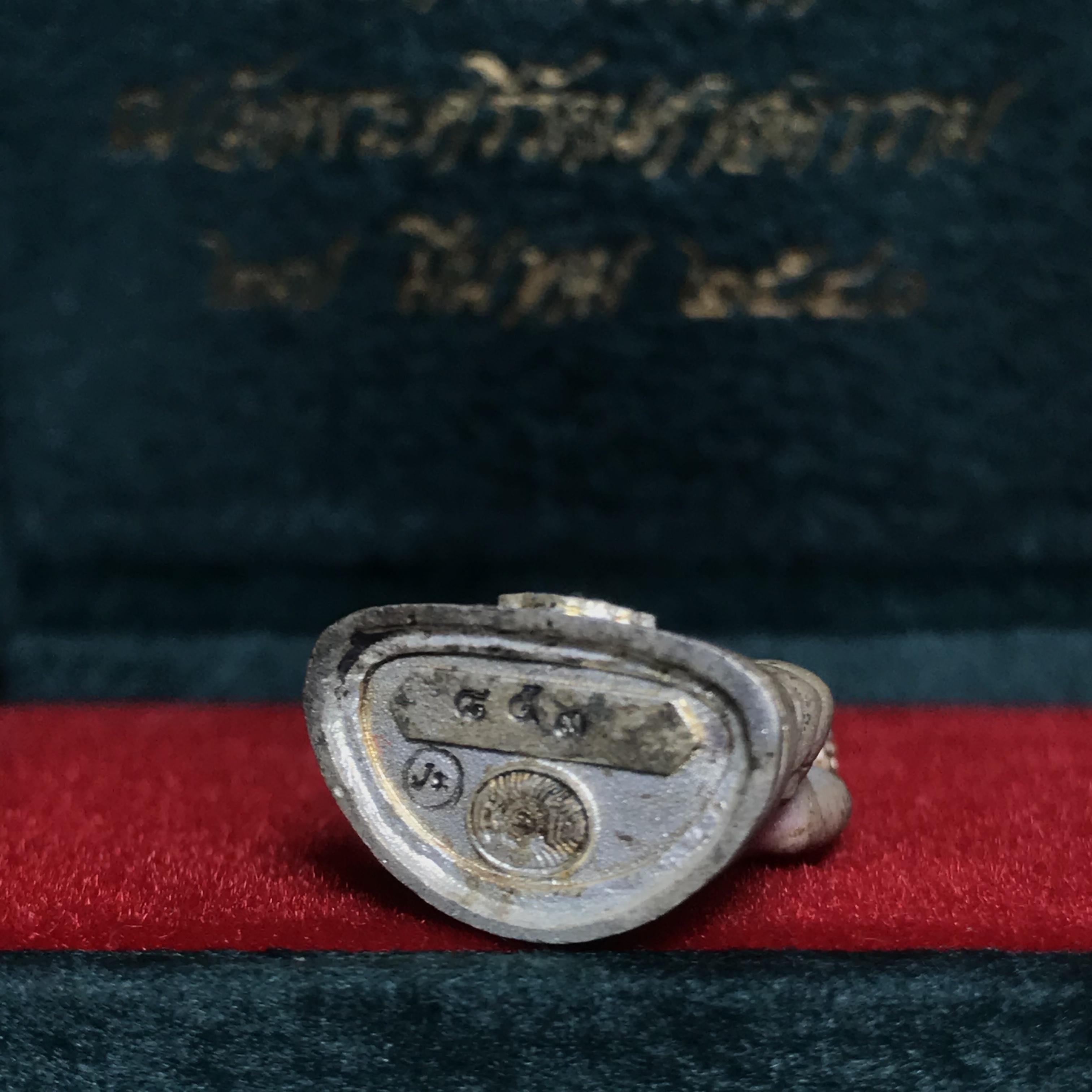 พระกริ่งไพรีพินาศ ครองสิริราชสมบัติครบ 50 ปี พ.ศ.2540 เนื้อเงิน ผิวเดิมสวย ครบ สมบูรณ์ ชุดพระราชทาน(หายาก)