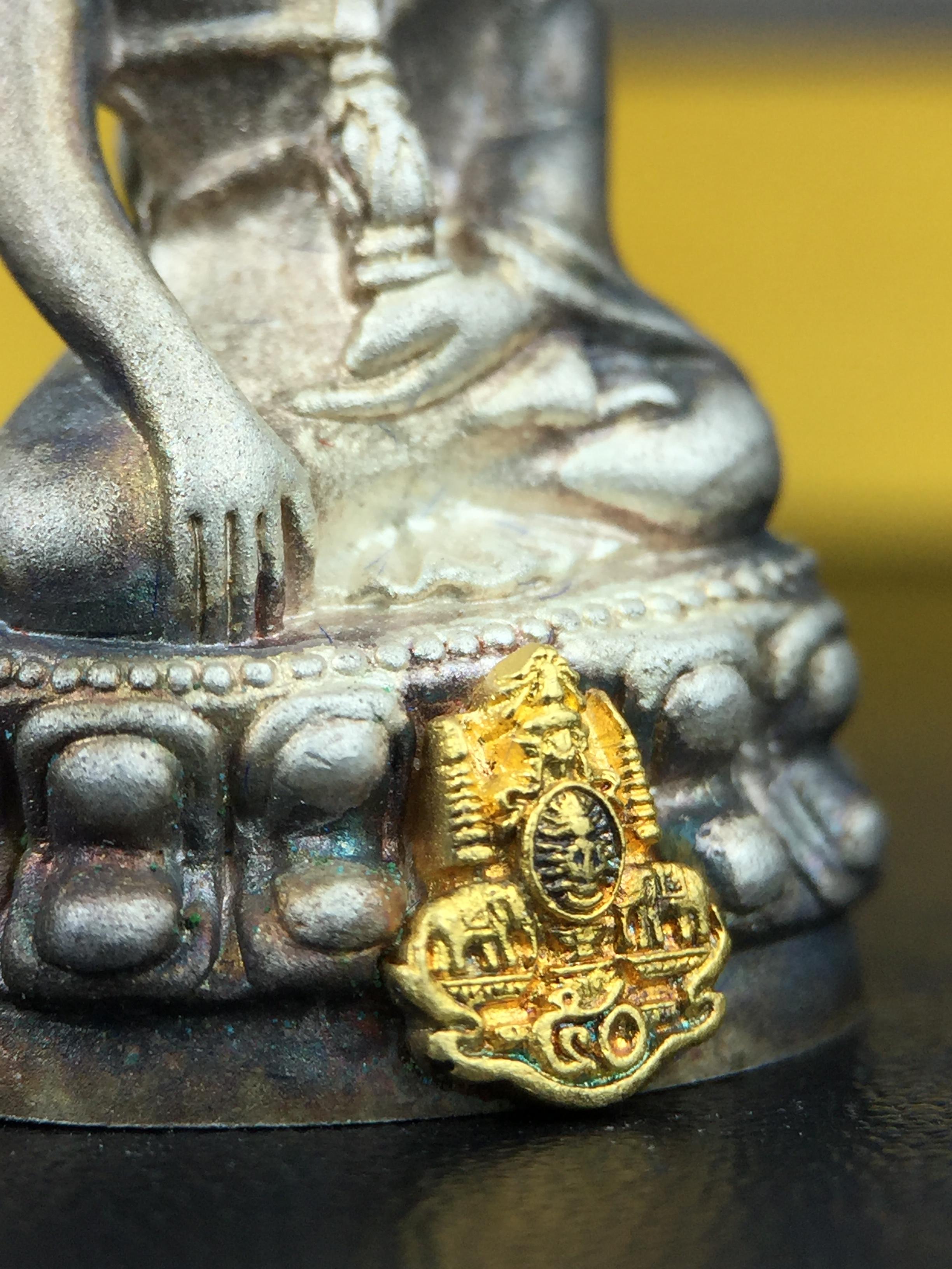 พระกริ่งสมเด็จญาณ วัดบวรนิเวศวิหาร เนื้อเงินบริสุทธิ์ 92.5% ตรากาญจนาภิเษกทองคำ(เนื้อทองคำแท้) พระราชทานแจกเมื่อ 3 ตุลาคม 2538 จัดสร้างในวโรกาส สมเด็จพระญาณสังวร สมเด็จพระสังฆราช ฉลองพระชนมายุครบ 82 พรรษา และฉลองครองราชสมบัติครบ 50 ปี รัชกาลที่ 9(หายาก)