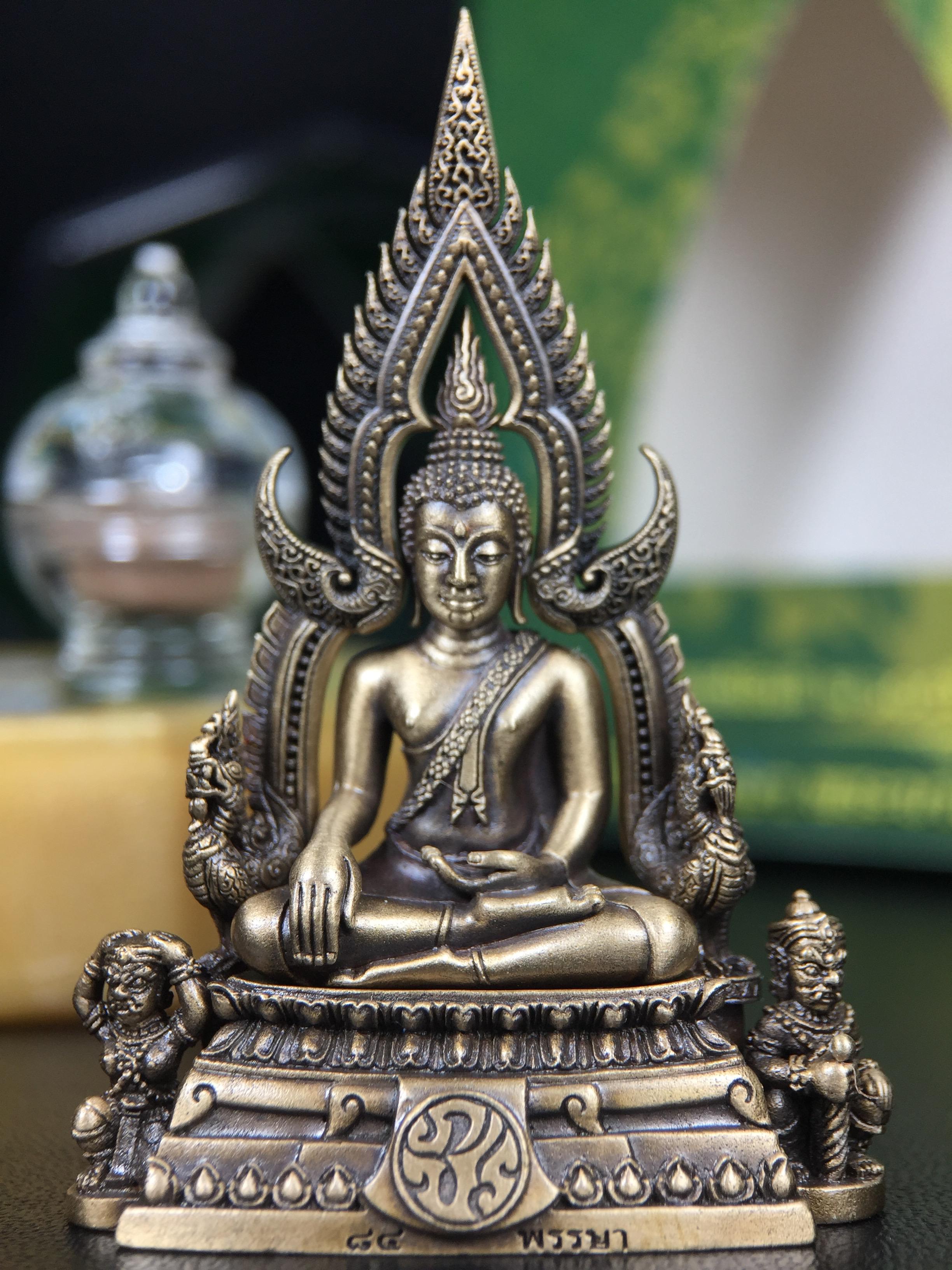 พระพุทธชินราช(จำลอง) ภปร. 84 พรรษา เนื้อบรอนซ์รมดำซาติน พิมพ์ใหญ่ขนาดหน้าตัก 3/4 นิ้ว (พระราชทานมวลสาร จิตรลดาและเส้นพระเจ้า(เส้นผม)รัชกาลที่9)พุทธศิลป์ทรงคุณค่าอีกหนึ่งรุ่นยอดนิยม(1ใน5000องค์)