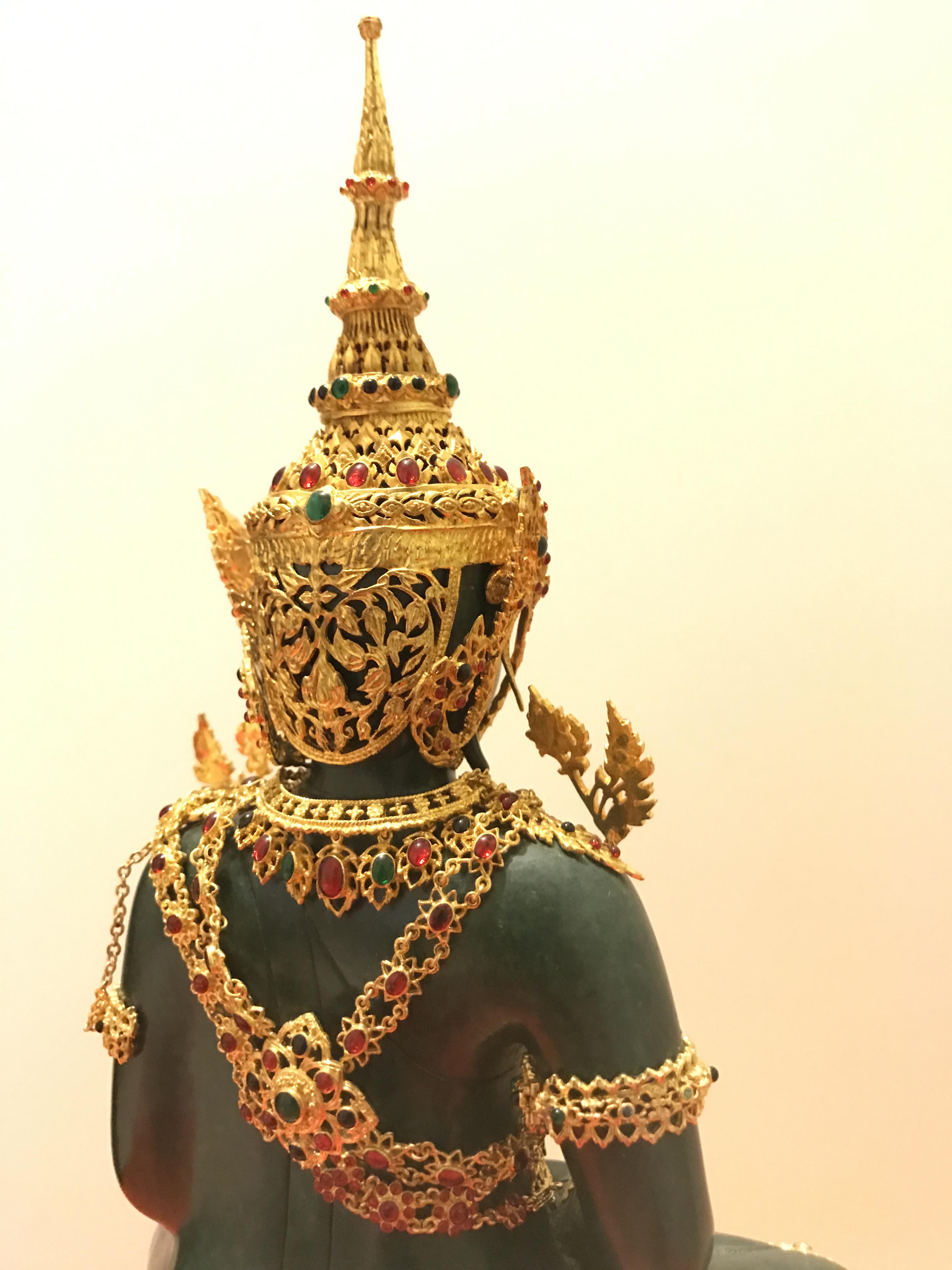 พระพุทธมหามณีรัตนปฏิมากร จำลอง (พระแก้วมรกต) ขนาดบูชาหน้าตัก 5 นิ้ว ตราสัญลักษณ์ ภ.ป.ร. รุ่นแรก ปี2547 เนื้อนวโลหะเคลือบสีเขียว(เครื่องทรงนวโลหะชุบทองไมครอน)