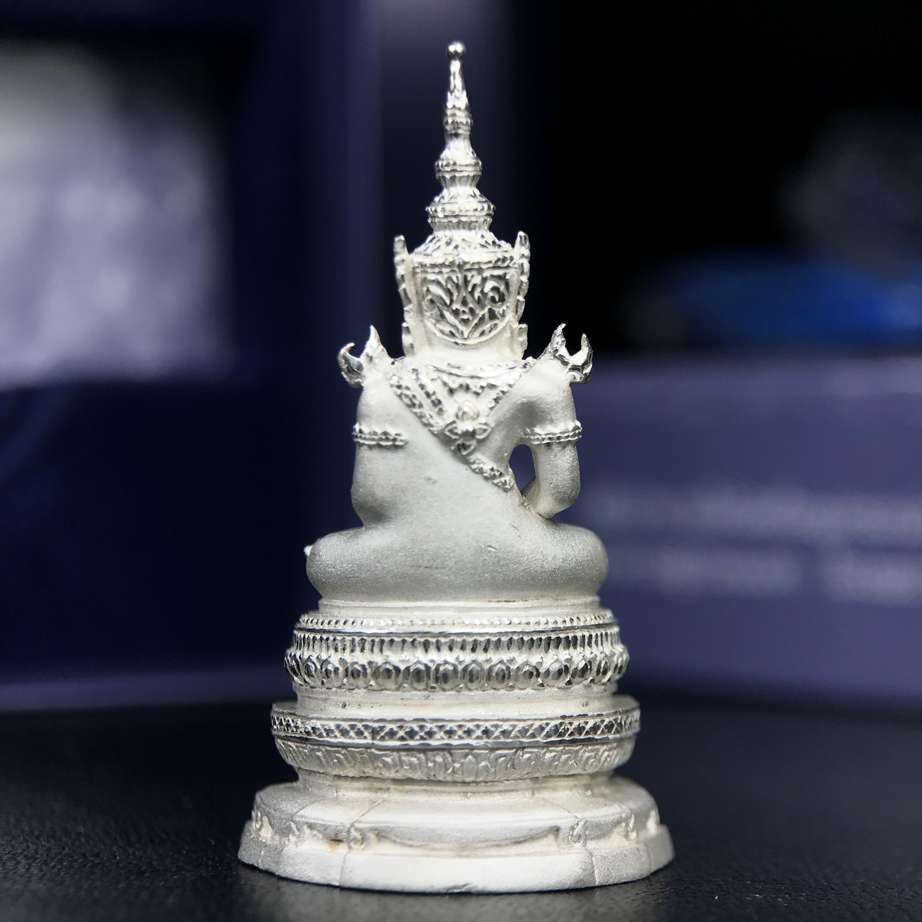 พระแก้วมรกต ภปร. ปี 2547 จัดสร้างโดยโรงพยาบาลภูมิพลอดุลยเดช เนื้อเงิน ลอยองค์ สูง 3.7 ซม. หน้าตัก 1/2 นิ้ว พิธีมหามังคาภิเษก ณ พระอุโบสถวัดพระศรีรัตนศาสดาราม(วัดพระแก้ว) งดงามทรงคุณค่าอีกหนึ่งรุ่นยอดนิยม หายาก(หมายเลขสวย ๑๔๙๙)(1ใน3000องค์)