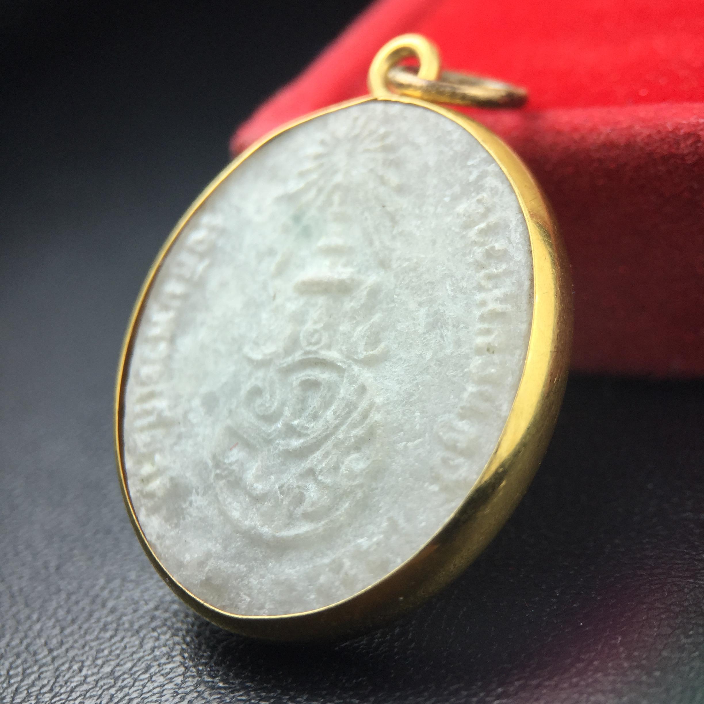 พระบรมฉายาลักษณ์ ร.9 เหรียญหยกรูปไข่เลี่ยมทองคำแท้(งานเลี่ยมเดิมจากผู้จัดสร้าง เฉลิมพระเกียรติ 72 พรรษา ภูมิพลมหาราช ปี 2542 (อีกหนึ่งวัตถุมงคลที่ระลึกของพระองค์ท่านที่พบเจอหายากมากในปัจจุบัน)