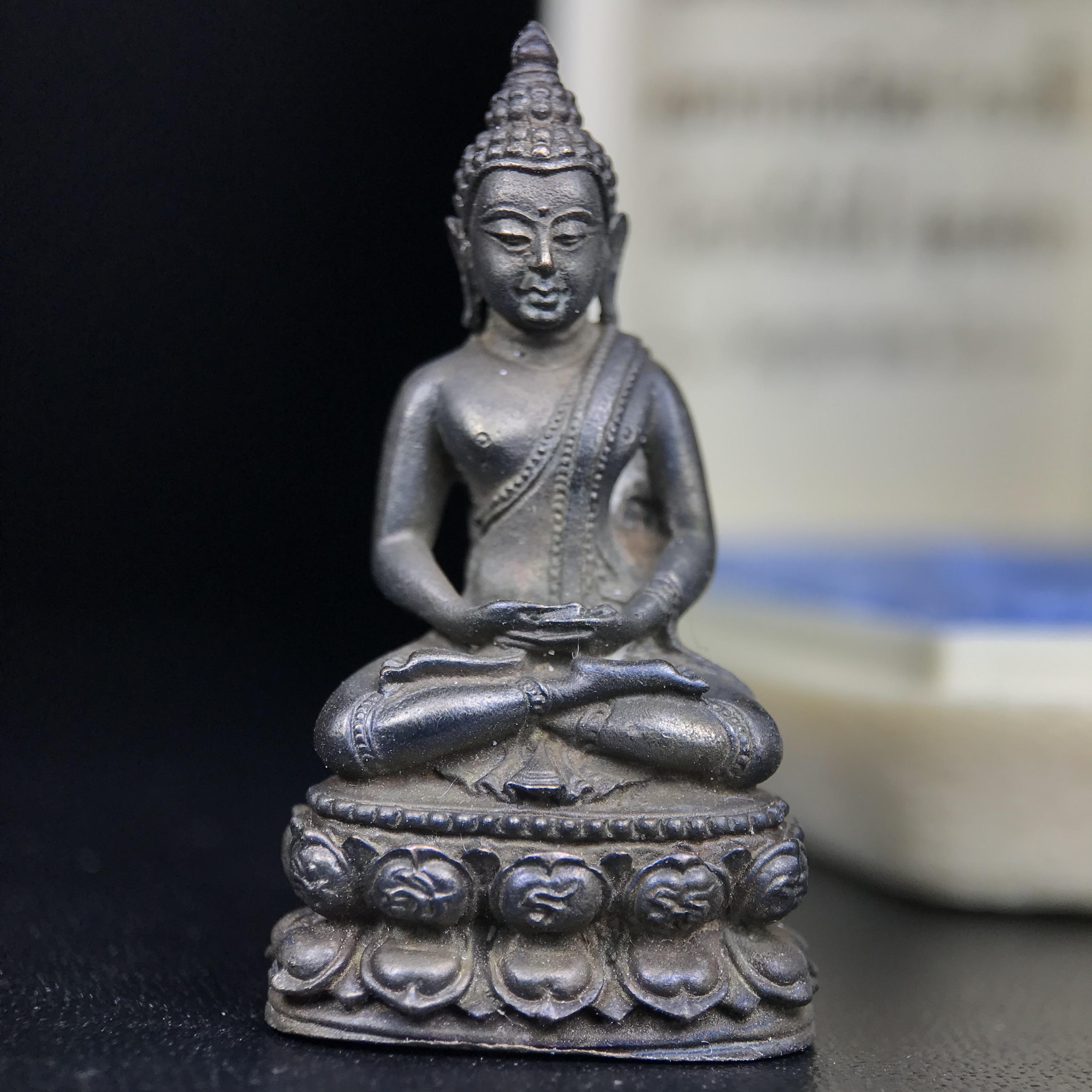 พระกริ่งพิชัยรังสี รุ่นแรก วัดป่าชัยรังสี จ.สมุทรสาคร ปี 2531 เนื้อนวโลหะ ออกแบบโดยนายช่างเกษม มงคลเจริญ ช่างมือหนึ่งแห่งยุค ปลุกเสกโดยพระเกจิอาจารย์ที่มีชื่อเสียงในยุคนั้นมาร่วมพิธีกันหลายรูป พุทธศิลป์ออกแบบได้สวยงดงาม พร้อมกล่องบรรจุเดิมครบ