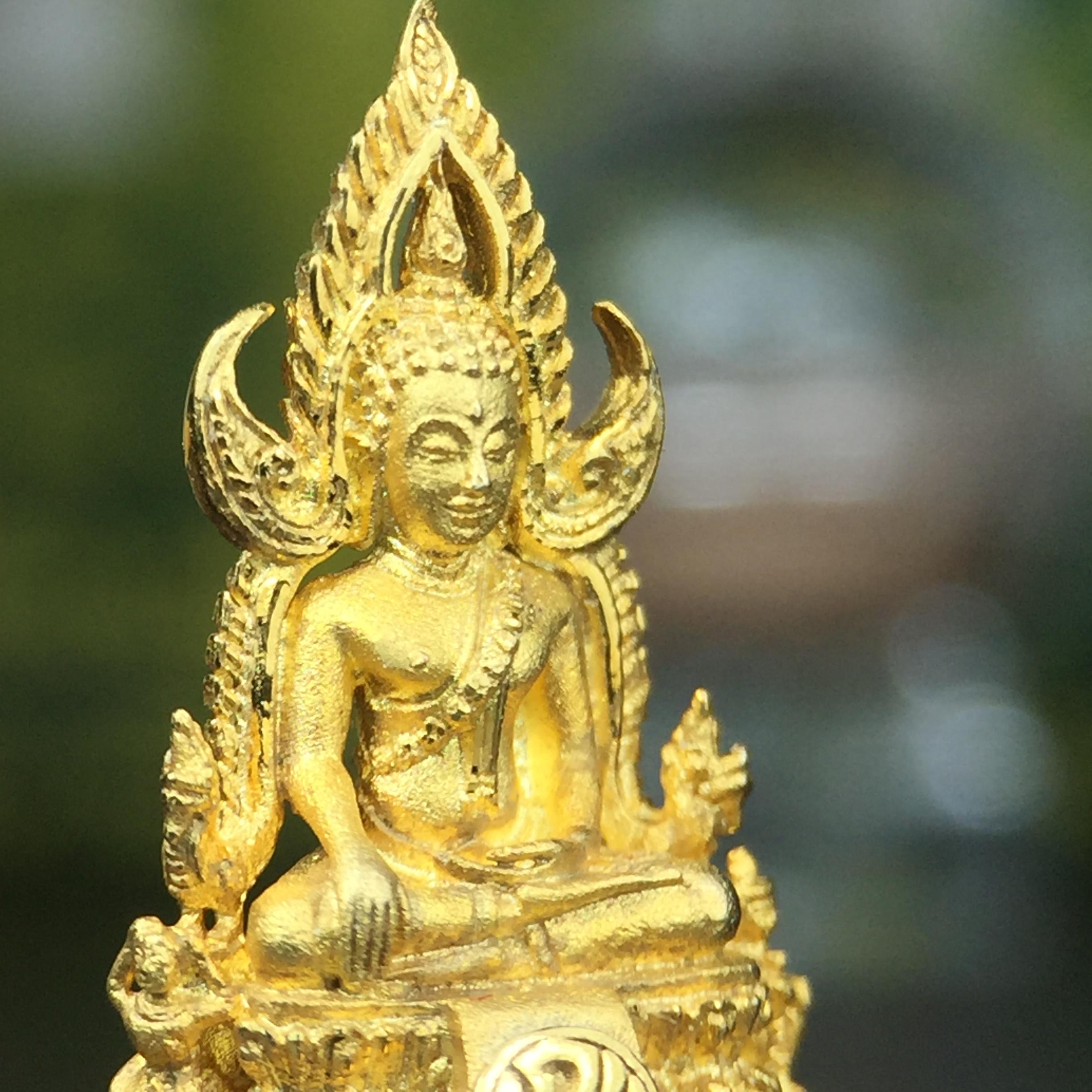 พระพุทธชินราช(จำลอง) ภปร. 84 พรรษา เนื้อทองคำ พิมพ์เล็กขนาดหน้าตัก 1/4 นิ้ว(พระราชทานมวลสาร จิตรลดาและเส้นพระเจ้า(เส้นผม)รัชกาลที่9)