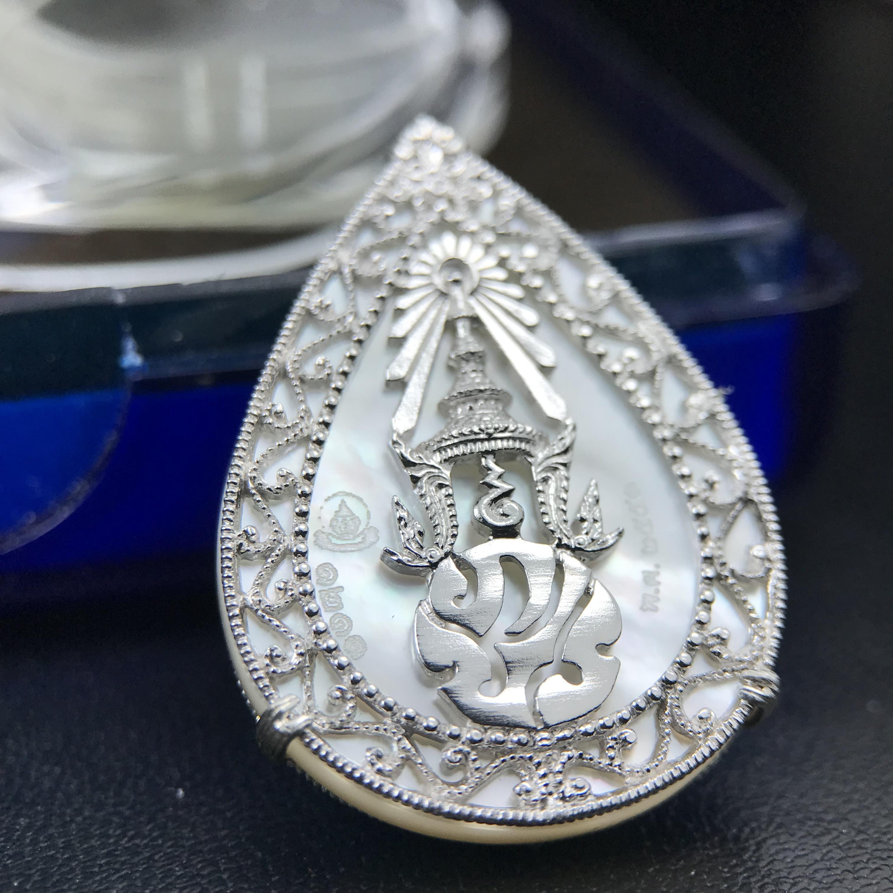 เหรียญพระพุทธชินราช ภปร. โครงการ เพราะแผ่นดินนี้คือแผ่นดินเกิด ปี 2551 รูปหยดน้ำ เนื้อเงินชุบทองคำขาว(ล้อมด้วยกรอบเงินชุบทองคำขาวสลักเสลาเป็นลวดลายละเอียดอ่อน ส่วนพื้นองค์พระเป็นเปลือกหอยมุขสวยงดงาม )(ขนาด 21 x 29 มม.) (สวยงามหายาก)1ใน5000องค์