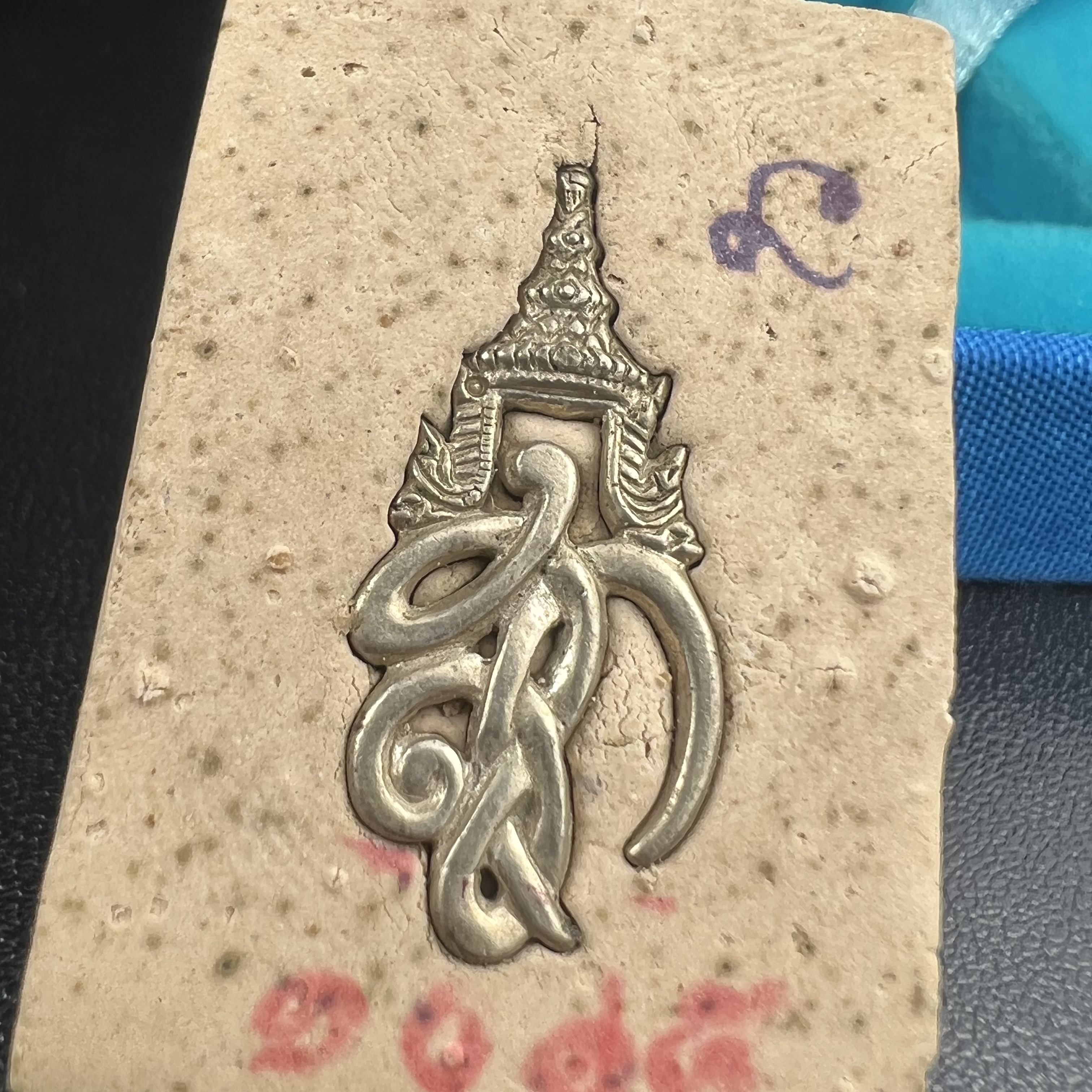 พระหลวงพ่อทวด สก. วัดห้วยมงคล ประเภทเนื้อบางขุนพรมพิเศษ เนื้อสมเด็จบางขุนพรมพิมพ์สี่เหลี่ยมกรรมการใหญ่ หลังพระนามาภิไธย สก. เงิน ปี 2544(รุ่นแรก) กรรมการ นะ ม่วง(มีหมายเลข)(1 ใน 2546 องค์) (คุ้มครองปลอดภัย แคล้วคลาด พิธีใหญ่ มวสสารดี)