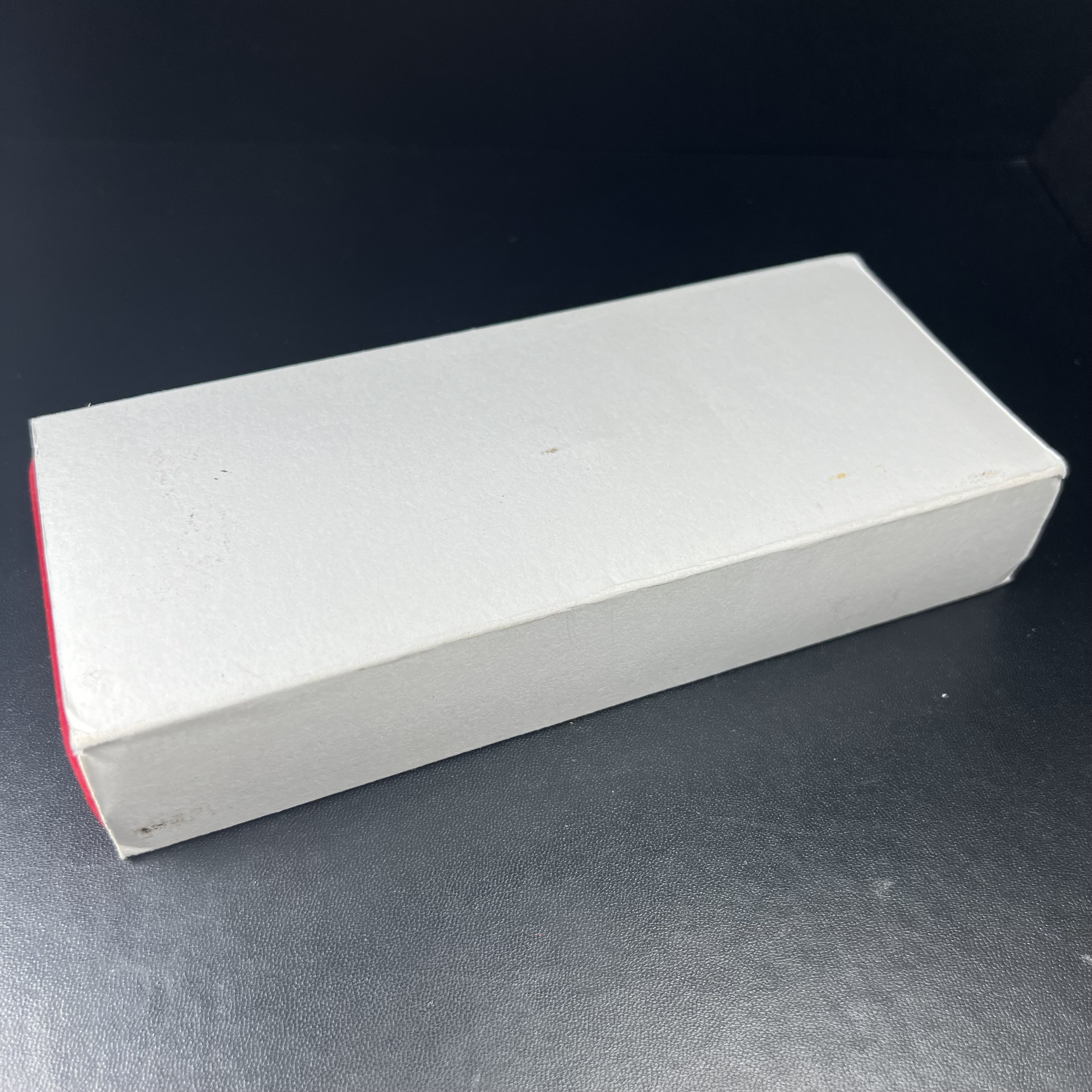 พระชุดของขวัญ 3 องค์ พระหลวงปู่ทวด ภปร. ทรงกลีบบัวและกลีบขนุนพร้อมเหรียญพระพุทธสิงหธรรมมงคล ปี 2547 (ชนวนเก่า)เนื้อว่านด้านหลังมี ภปร. เป็นโลหะผสมสูง 3.3ซม.พิธีใหญ่ มวลสารดี ปลุกเสกวัดพระแก้ว(งานเลี่ยมกรอบเดิมจากผู้จัดสร้างห่อหุ้มด้วยทองนพเกล้า)