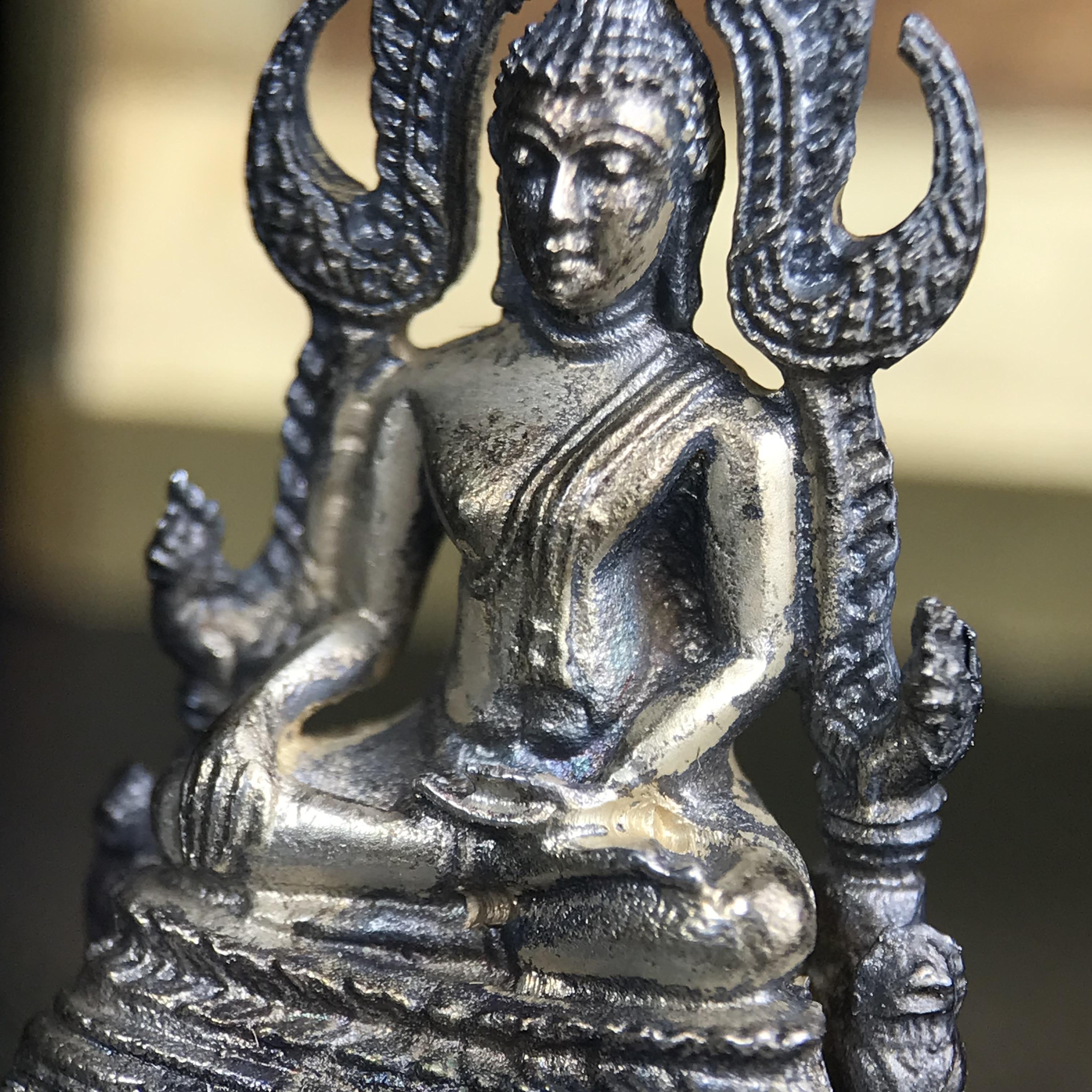 พระกริ่งพระพุทธชินราช มวก. วัดเบญจมบพิตรฯ ปี 2519(รุ่นพิเศษ รุ่นแรก รุ่นเดียว)เนื้อเงิน(สภาพสวยผิวเดิมติดรุ้งผิวขึ้นน้ำทองสวยมีเสน่ห์ตามกาลเวลา)(ในหลวงรัชกาลที่9และสมเด็จพระราชินีเสด็จฯเททอง)(พิธีใหญ่ เกจิอาจารย์ในยุคยอดนิยมร่วมปลุกเสก) (องค์หมายเลข ๓๐๓๔)