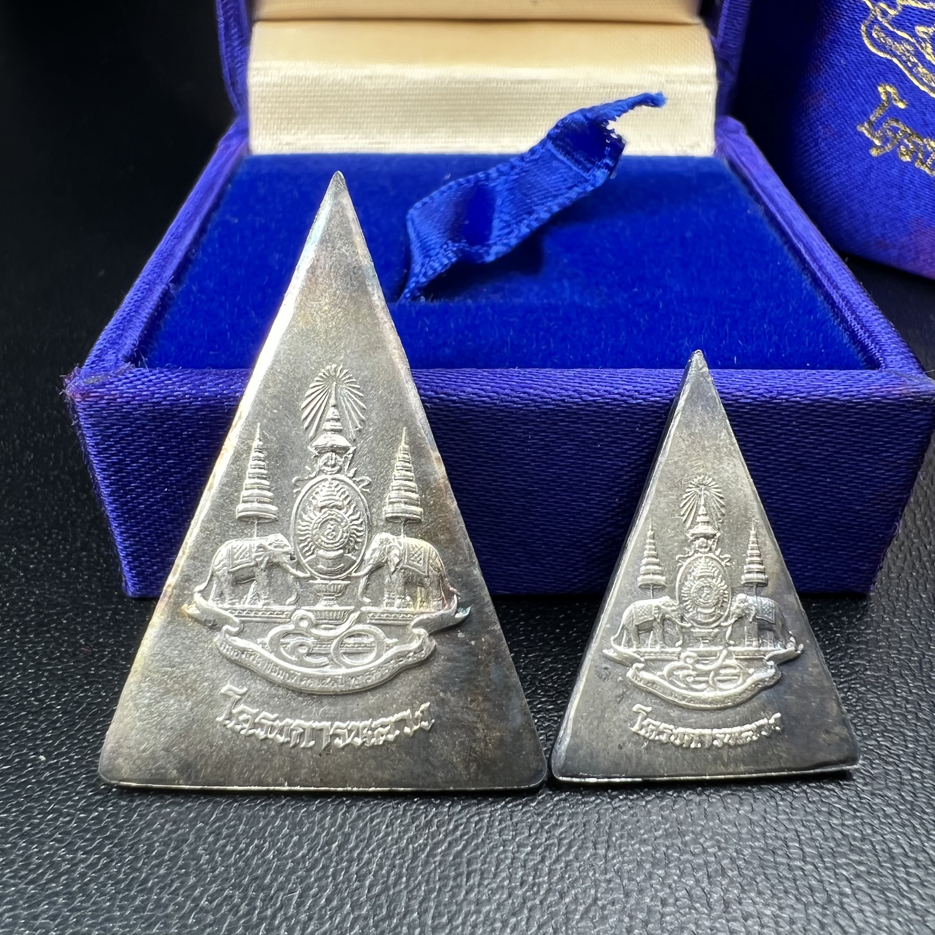 พระพุทธนวราชบพิตร พระพิมพ์จิตรลดา โครงการหลวง ปี2539 (พิมพ์ใหญ่+พิมพ์เล็ก) เนื้อเงินผิวเดิมขึ้นสีรุ่ง สวย แบบนิยมพร้อมกล่องบรรจุเดิม พิธีใหญ่ ปลุกเสกวัดพระแก้ว(1ชุด 2 องค์)