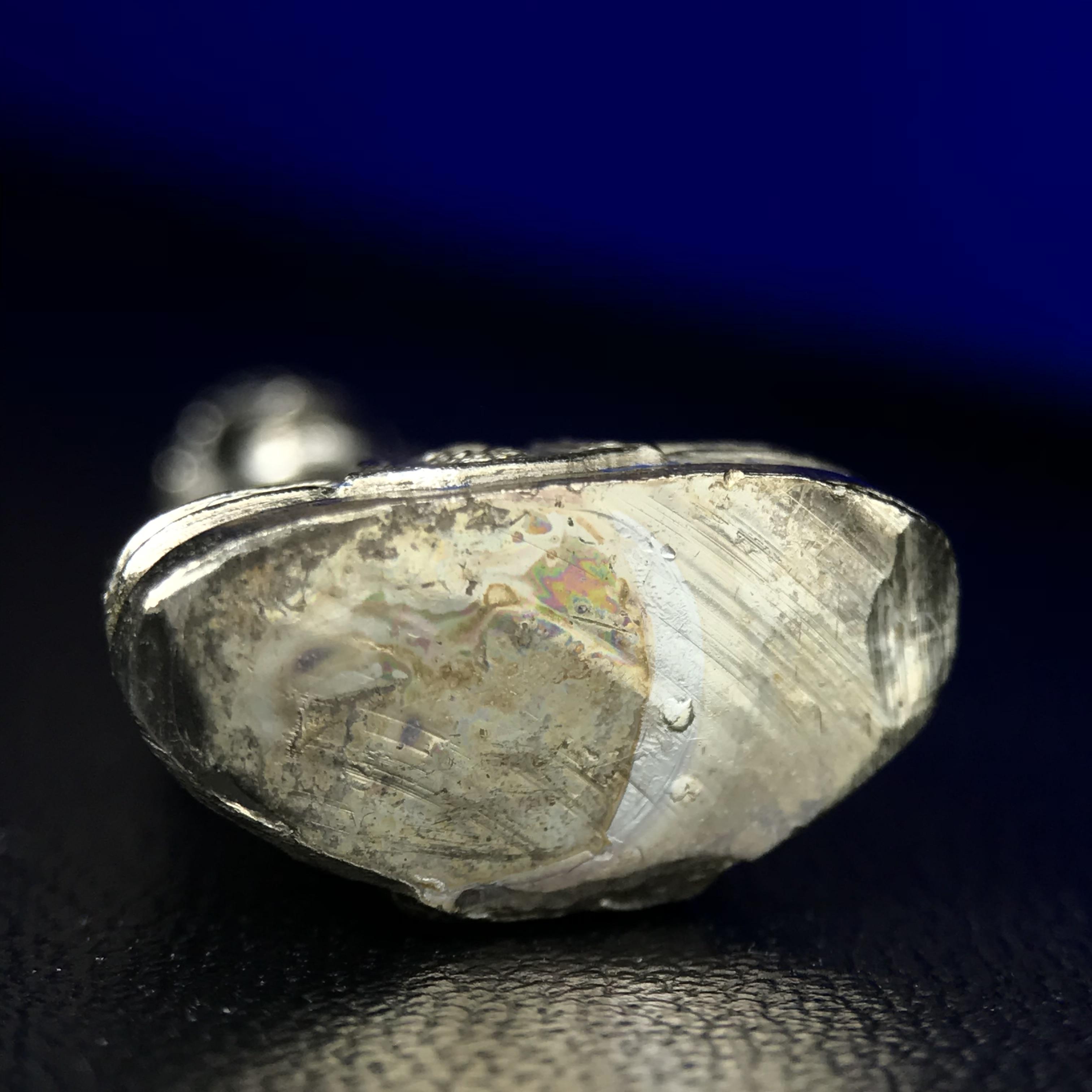 พระกริ่งหลวงพ่อโสธร ภปร. รุ่นกาญจนาภิเษก จัดสร้างในมงคลวโรกาสที่พระบาทสมเด็จพระเจ้าอยู่หัวรัชกาลที่9 เสด็จเถลิงถวัลย์สิริราชสมบัติ ครบ 50 ปี ในพุทธศักราช 2539 เนื้อเงิน(ผิวเดิมสวย)(พิธีใหญ่เข้มขลัง)1 ใน 9950 องค์