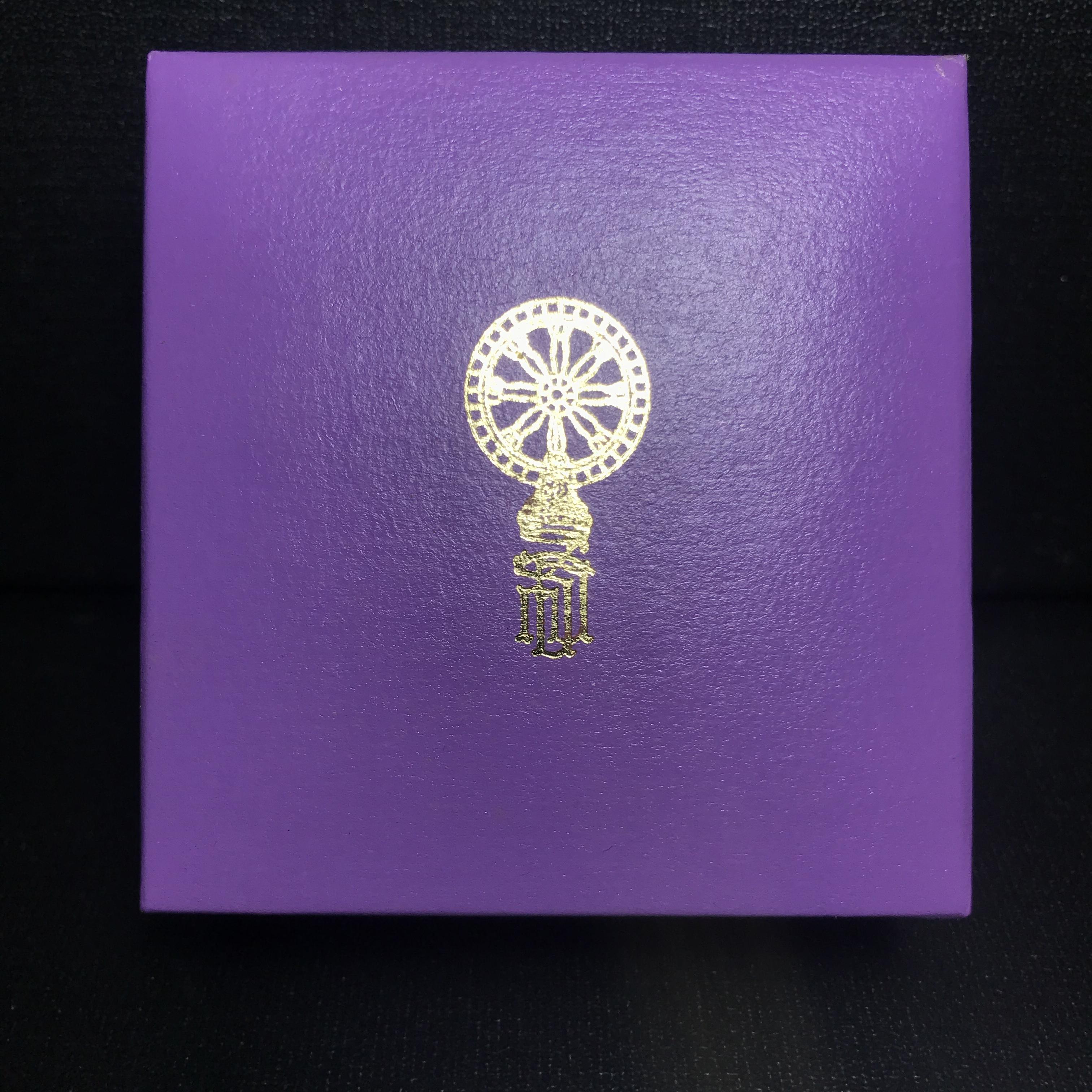 พระพุทธชินราช รุ่นเฉลิมพระเกียรติ สธ. ลอยองค์เนื้อเงิน 99.99% ชุบ 3 กษัตริย์ พ.ศ. 2539 จัดสร้างโดยมูลนิธิสิรินธร กล่องและการ์ดใบรับรองเดิมครบสมบูรณ์