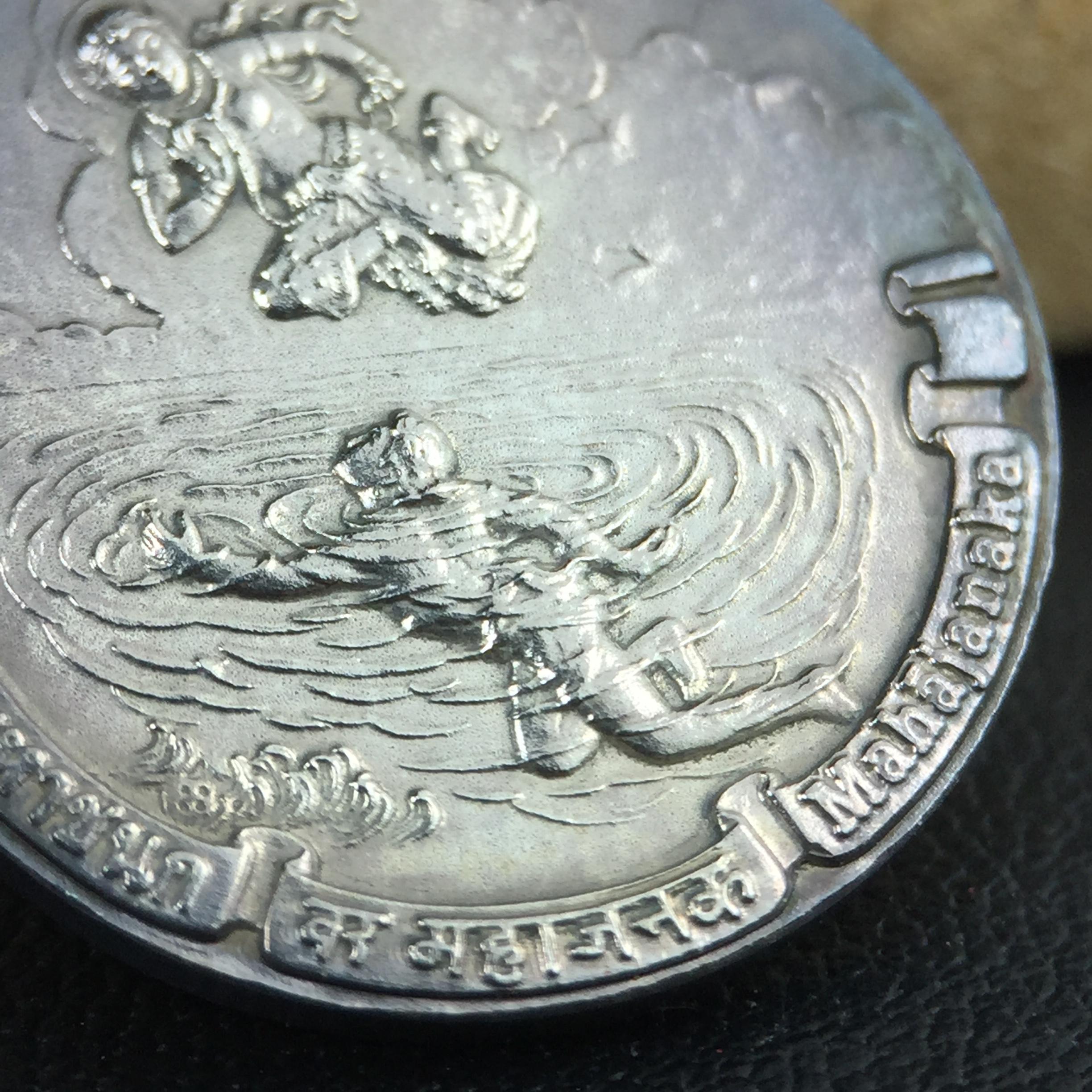 เหรียญพระมหาชนก ปี2542 พิมพ์เล็ก เนื้อเงินผิวเดิมสีรุ้งธรรมชาติแบบนิยม พร้อมหนังสือสภาพสวยครบชุด(เหรียญแห่งความเพียร)