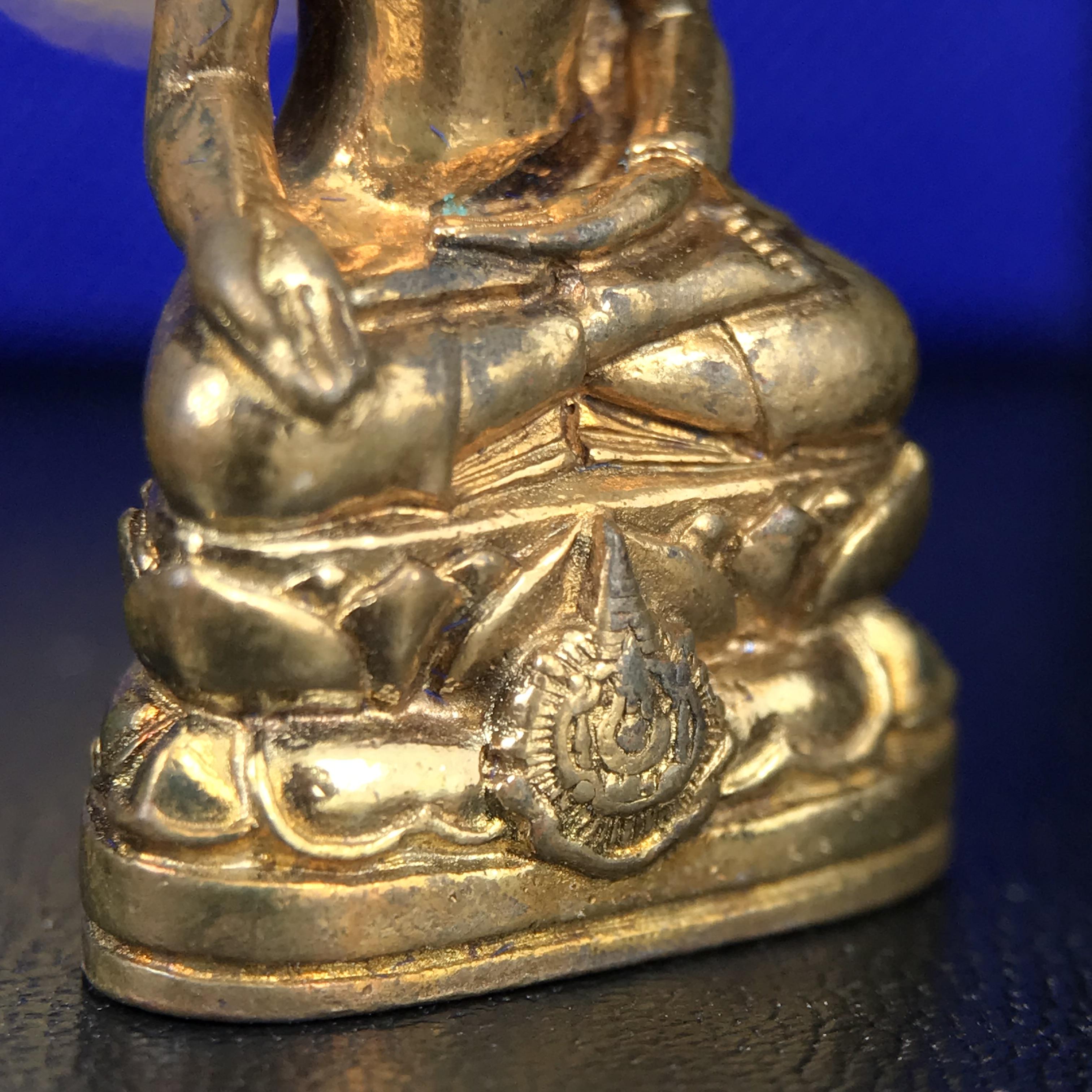 พระกริ่งไพรีพินาศ บรรจุเหล็กไหล ครั้งแรกและครั้งเดียวในประวัติศาสตร์ เฉลิมพระเกียรติ พระบาทสมเด็จพระเจ้าอยู่หัวรัชกาลที่9 พระชนมพรรษา 6 รอบ ปี2542 เนื้อสัมฤทธิ์(บรรจุเหล็กไหล)ดีนอก-ดีใน พิธีใหญ่ มวลสารเด่น (หายาก)