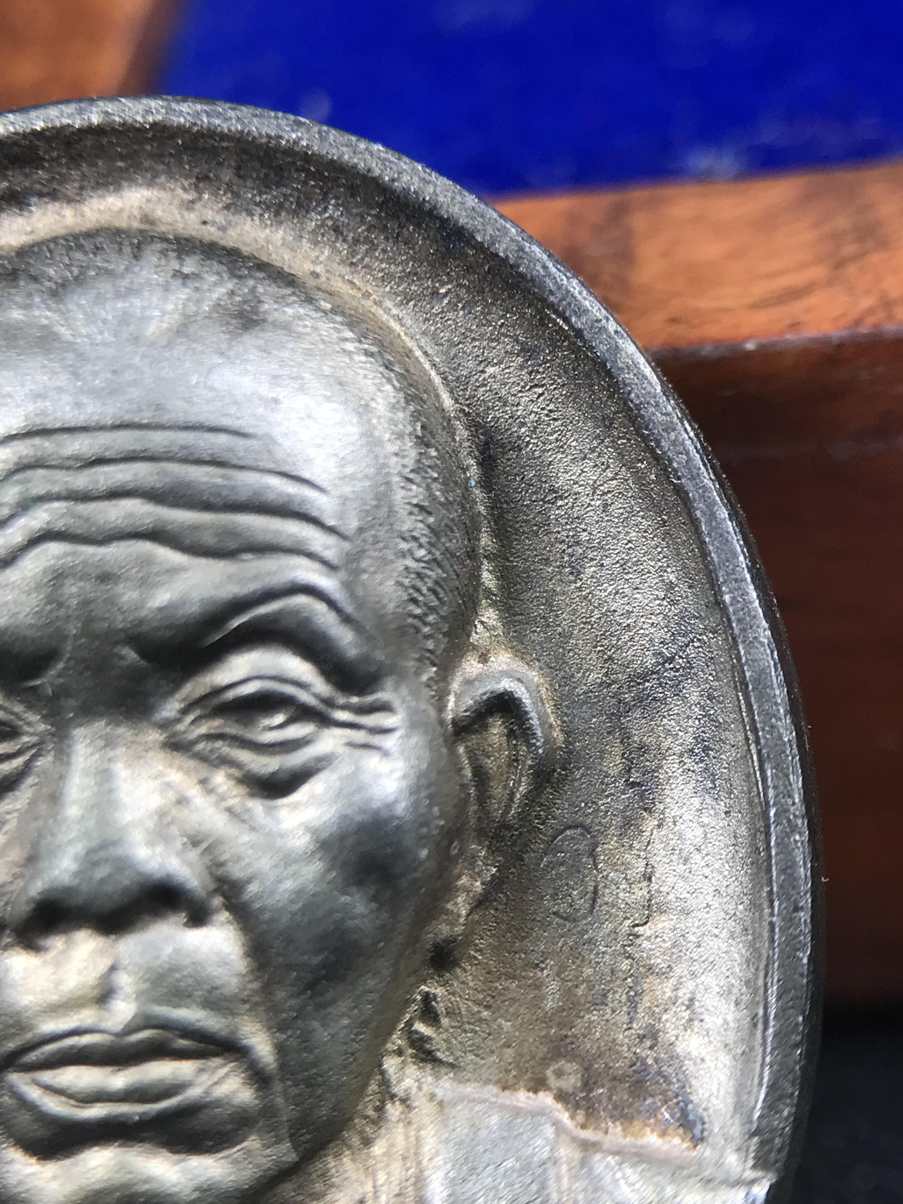 เหรียญรูปเหมือนพระญาณวิทยาคมเถร (หลวงพ่อคูณ ปริสุทโธ)ชุดกาญจนาภิเษกครองราชย์ครบ 50 ปี วัดบวรนิเวศวิหาร ปี 2538 เหรียญหล่อเนื้อนวโลหะ(พิเศษกรรมการมีรอยจาร ตอกโค๊ดหมายเลข ๓๒๗)(หายากพบเจอน้อยมาก)(พร้อมกล่องบรรจุเดิมลายไม้สีน้ำตาลมีตรากาญจนา) พิธีใหญ่