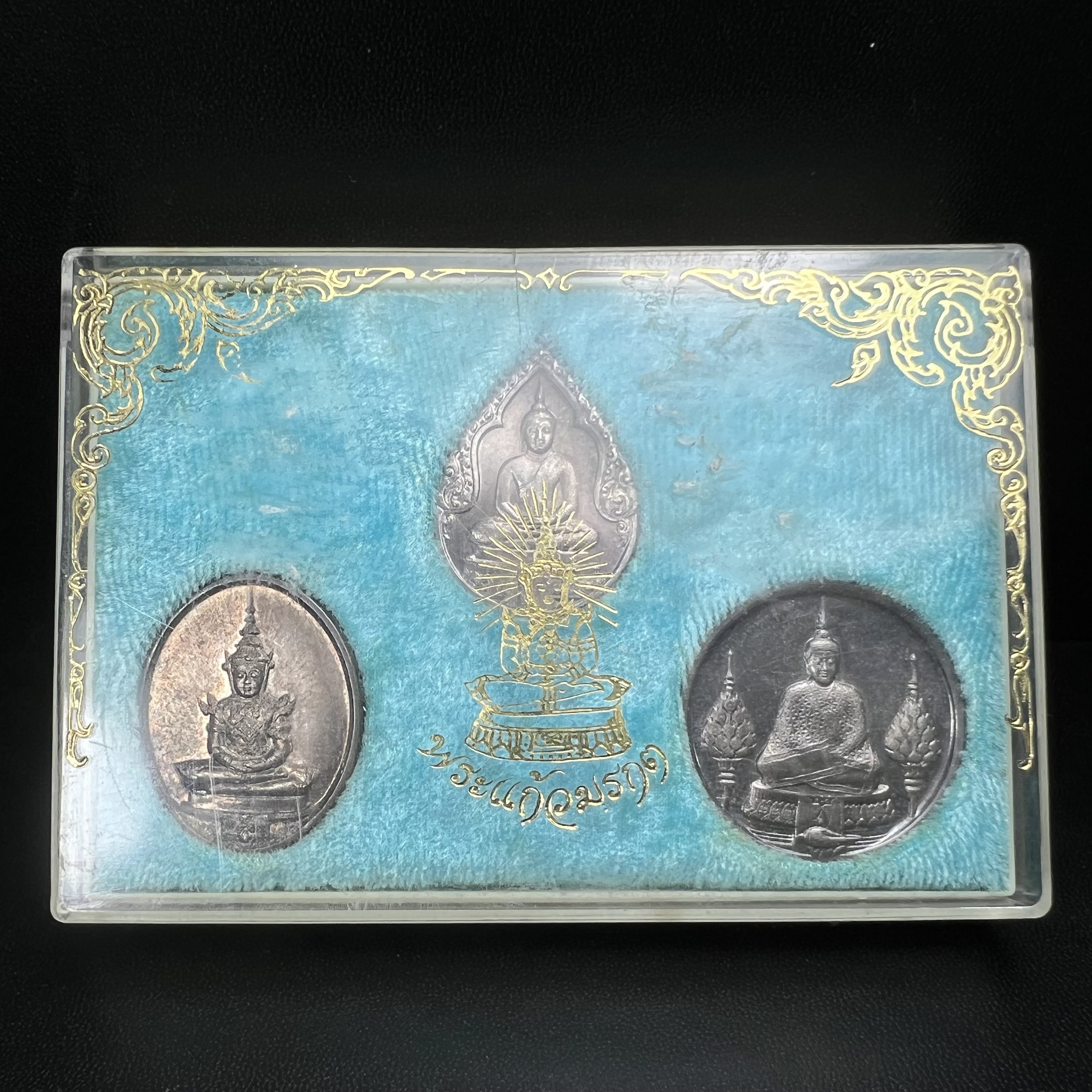 เหรียญพระแก้วมรกตหลัง ภปร. ฉลองกรุงรัตนโกสินทร์ครบ 200 ปี พ.ศ.2525 เนื้อเงิน(ผิวเดิมสวย)กล่องบรรจุเดิมครบ 3พิมพ์ ร้อน ฝน หนาว(บล็อกแรกไม่มีพระราชศรัธานิยม)(ในหลวงรัชกาลที่9 เสด็จในพิธี)พระคู่บ้านคู่เมือง...พระดี...พิธีใหญ่(บล็อกแรกครบชุด ผิวเดิม หายาก)